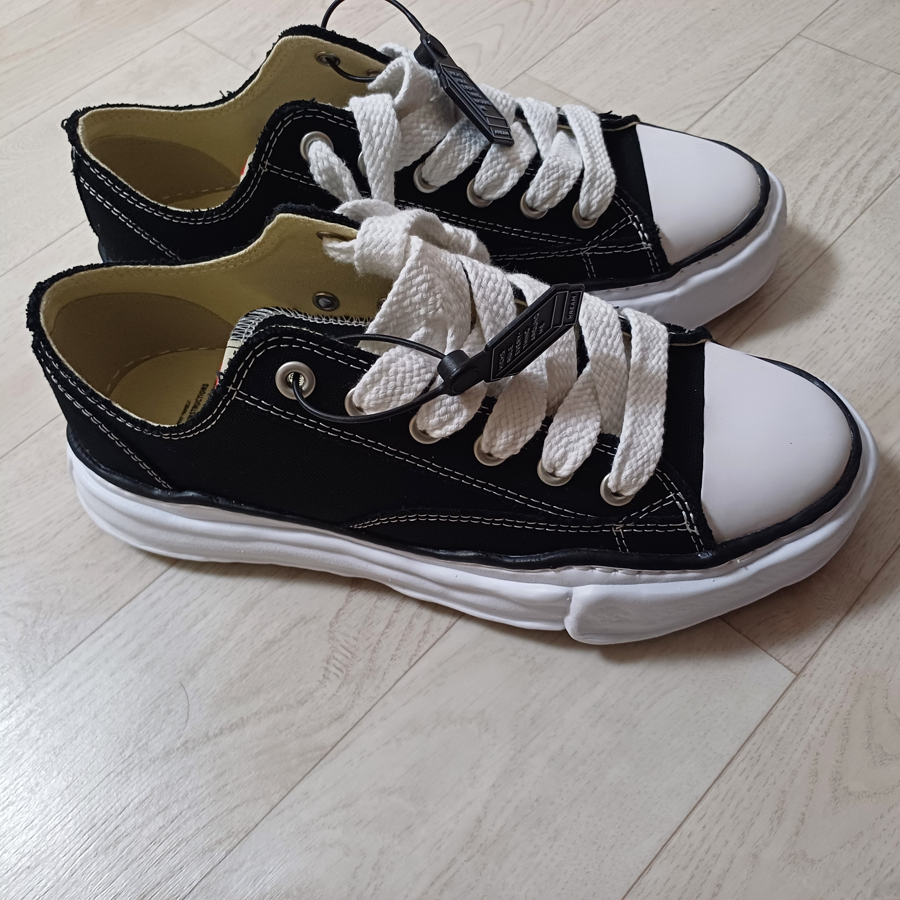 Maison Mihara Yasuhiro Peterson OG Sole Canvas Low Sneakers Black 착용 스타일 - 2