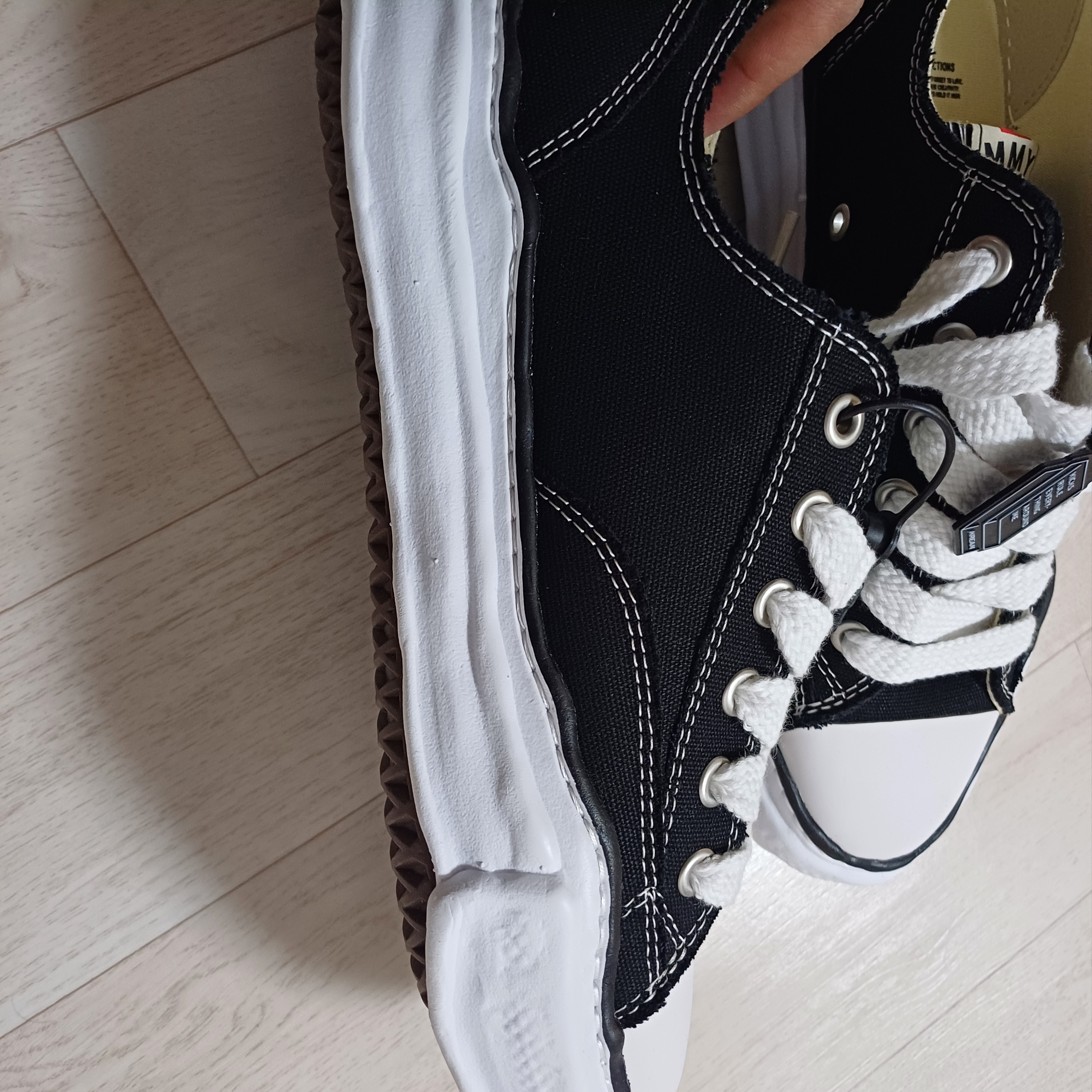 Maison Mihara Yasuhiro Peterson OG Sole Canvas Low Sneakers Black 착용 스타일 - 1