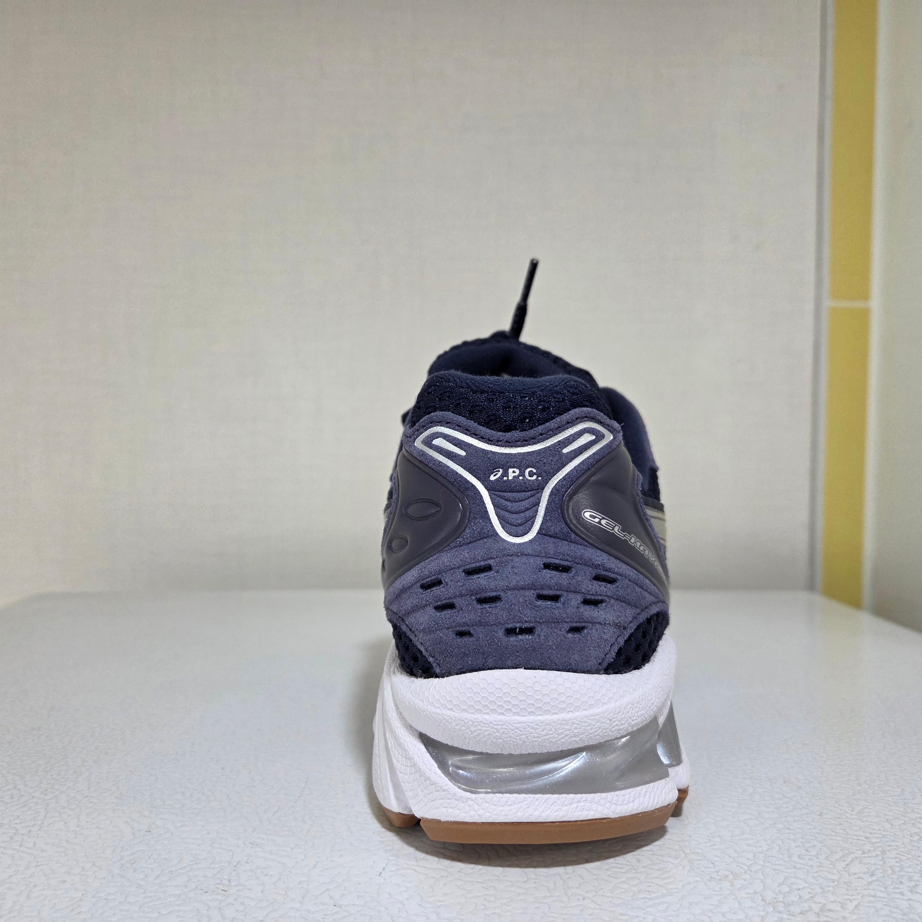 Asics x A.P.C. Gel-Kayano 14 Midnight Indigo Fog 착용 스타일 - 4