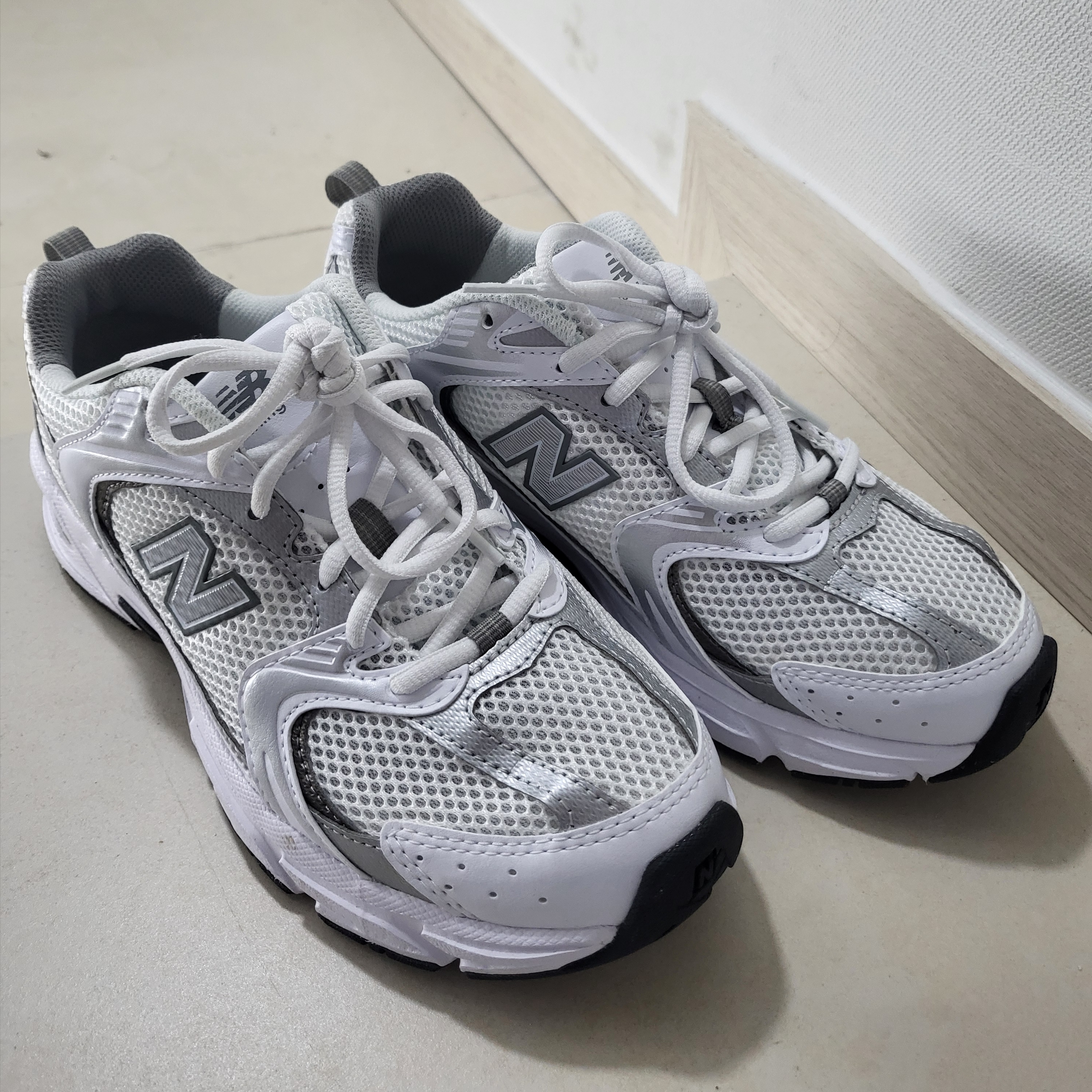 New Balance 530 White Silver 착용 스타일