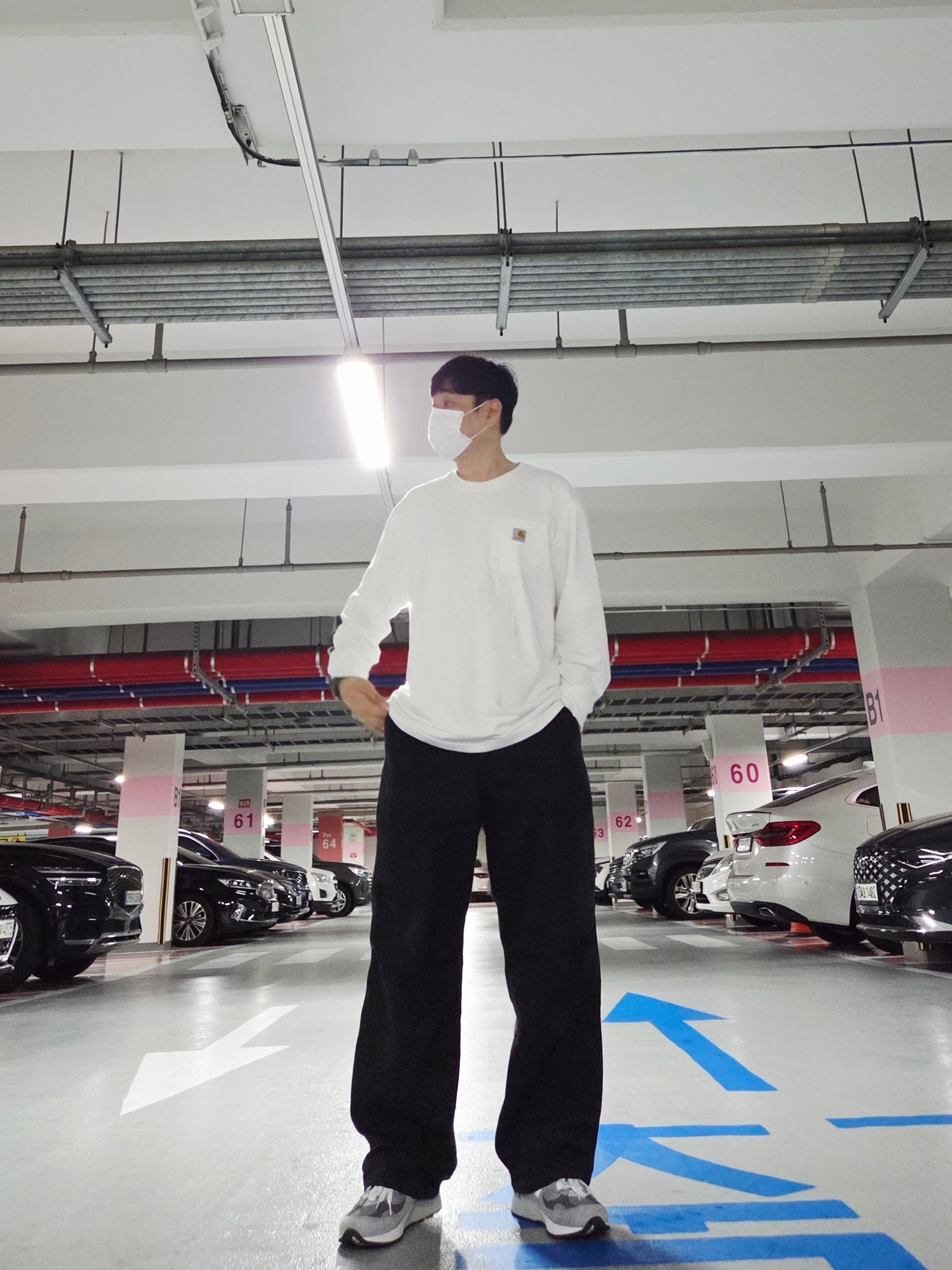 Carhartt Loose Fit Heavyweight Regular Long Sleeve Pocket T-Shirt White, New Balance 992 Made in USA Core Grey Silver Metallic 착용 스타일 - 1