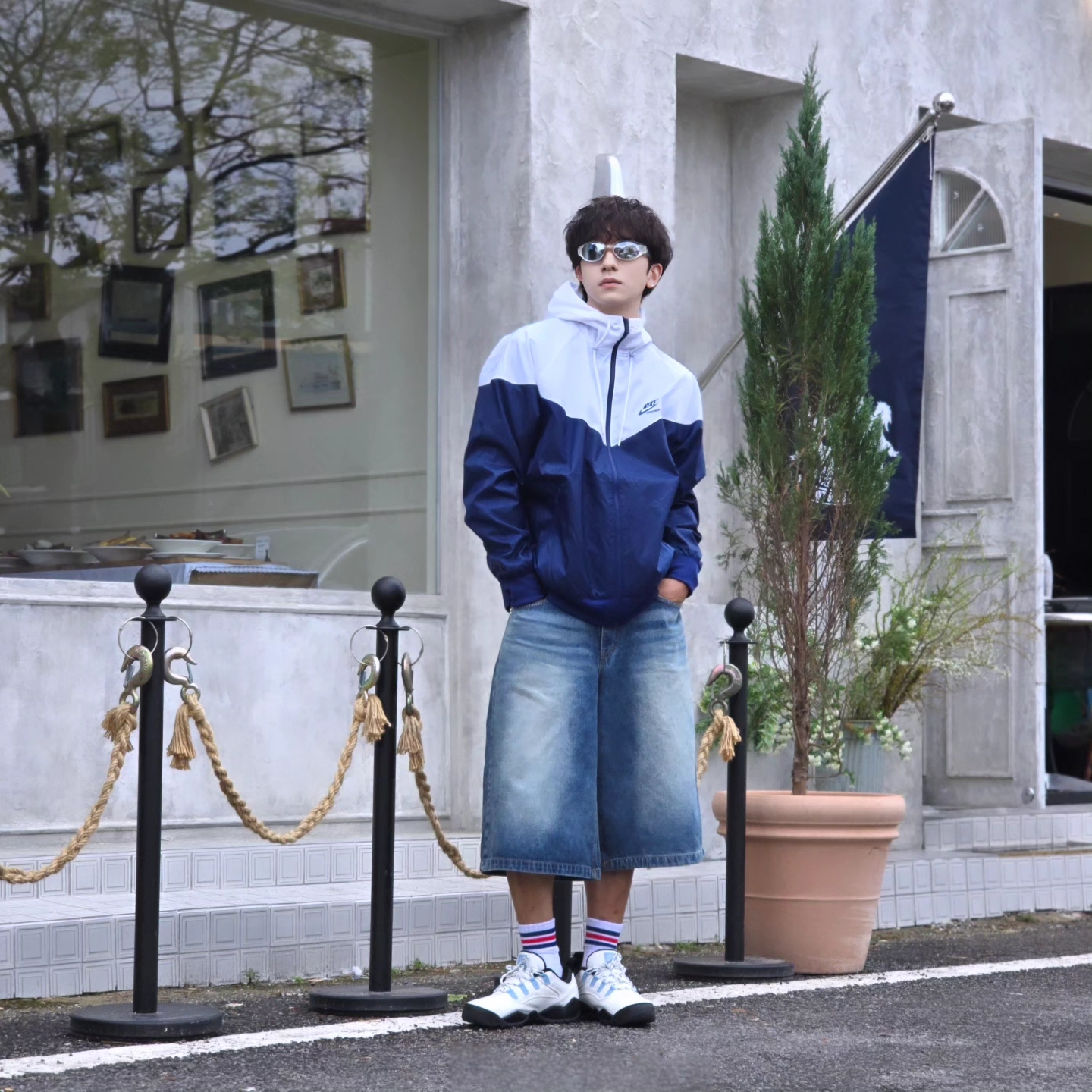 나이키 윈드러너 우븐 라인드 자켓 화이트 블루 보이드 - 아시아, 나이키 x 슈프림 SB 다윈 로우 화이트 착용 스타일 - 5