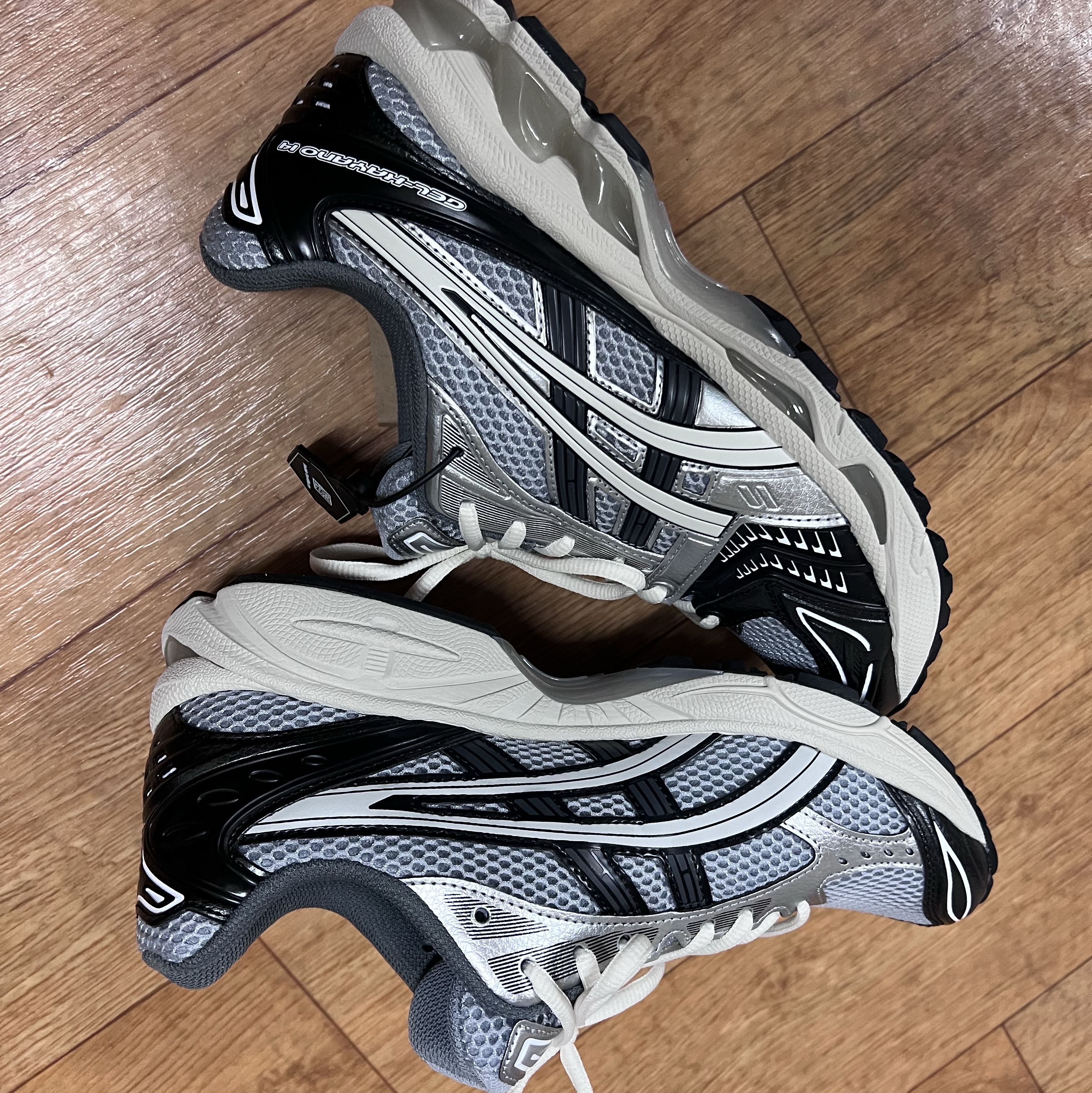 Asics Gel-Kayano 14 Black Glacier Grey 착용 스타일 - 1