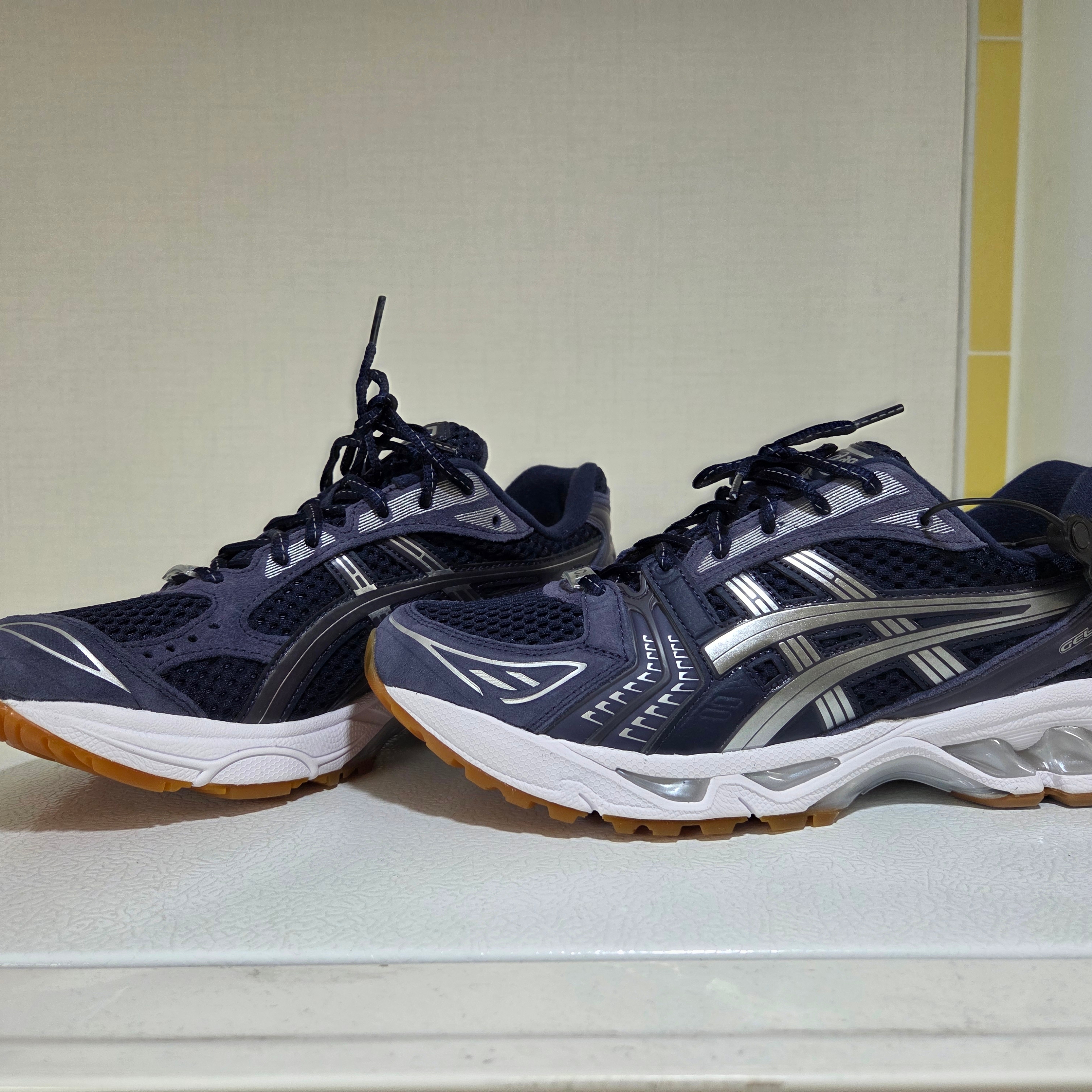 Asics x A.P.C. Gel-Kayano 14 Midnight Indigo Fog 착용 스타일 - 1
