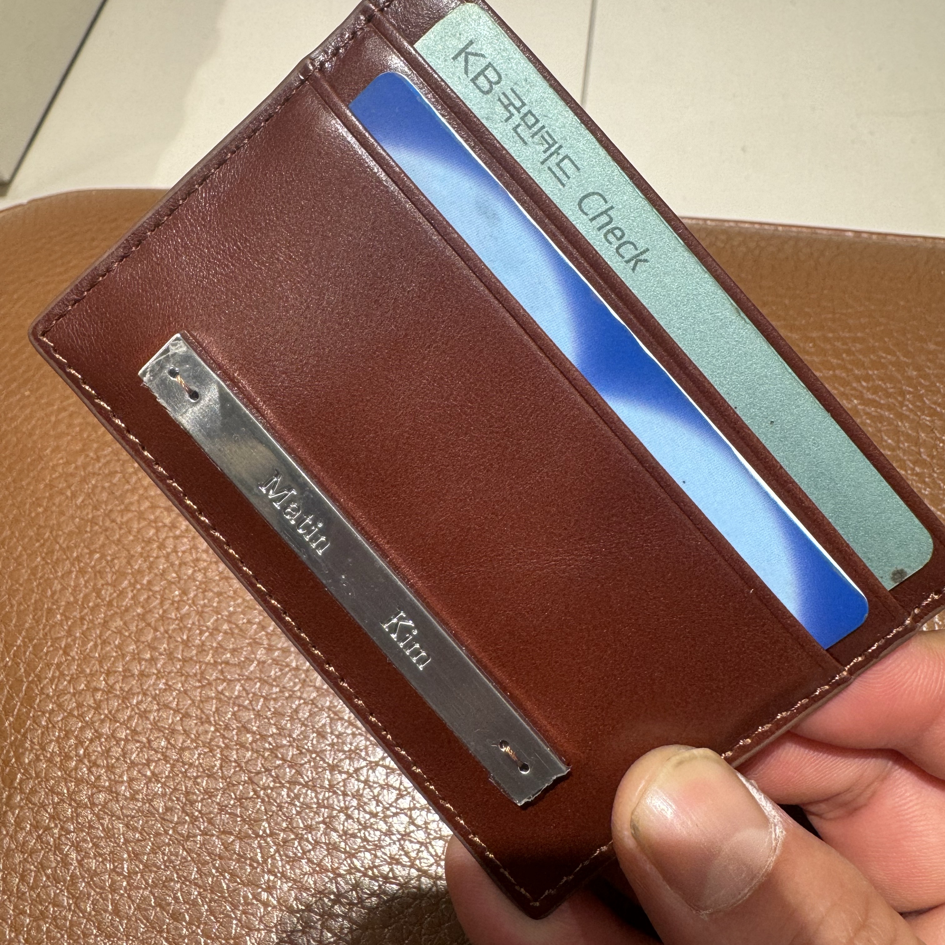 Matin Kim Vintage Card Wallet Brown 착용 스타일 - 3