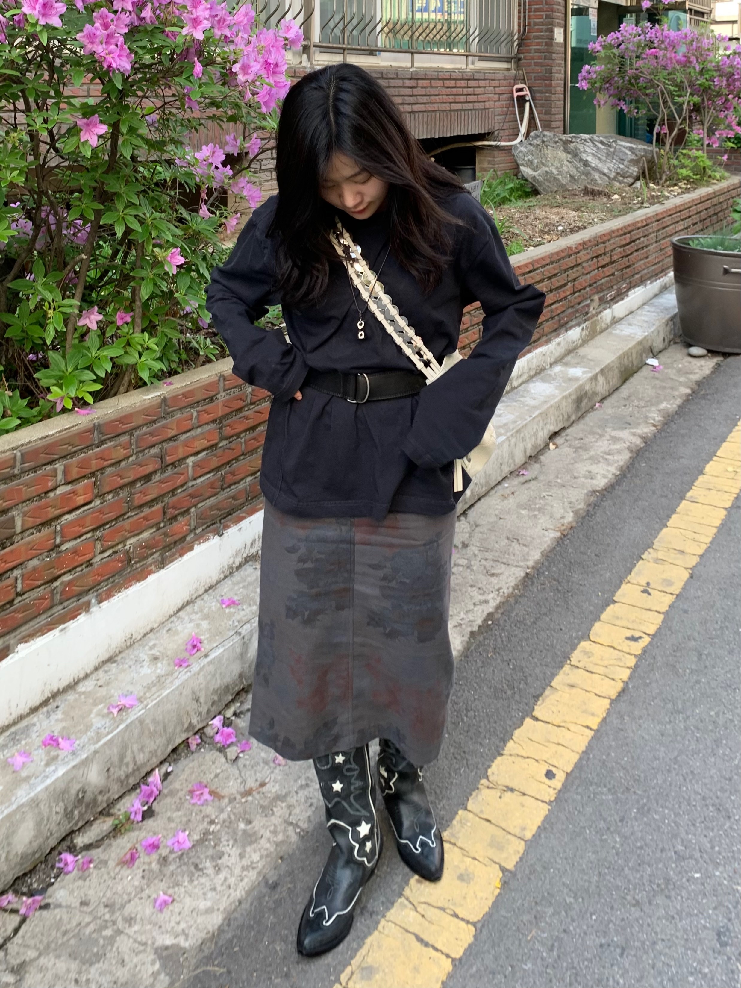 AA Curved Garment Dyeing Long Sleeve Black 착용 스타일 - 1