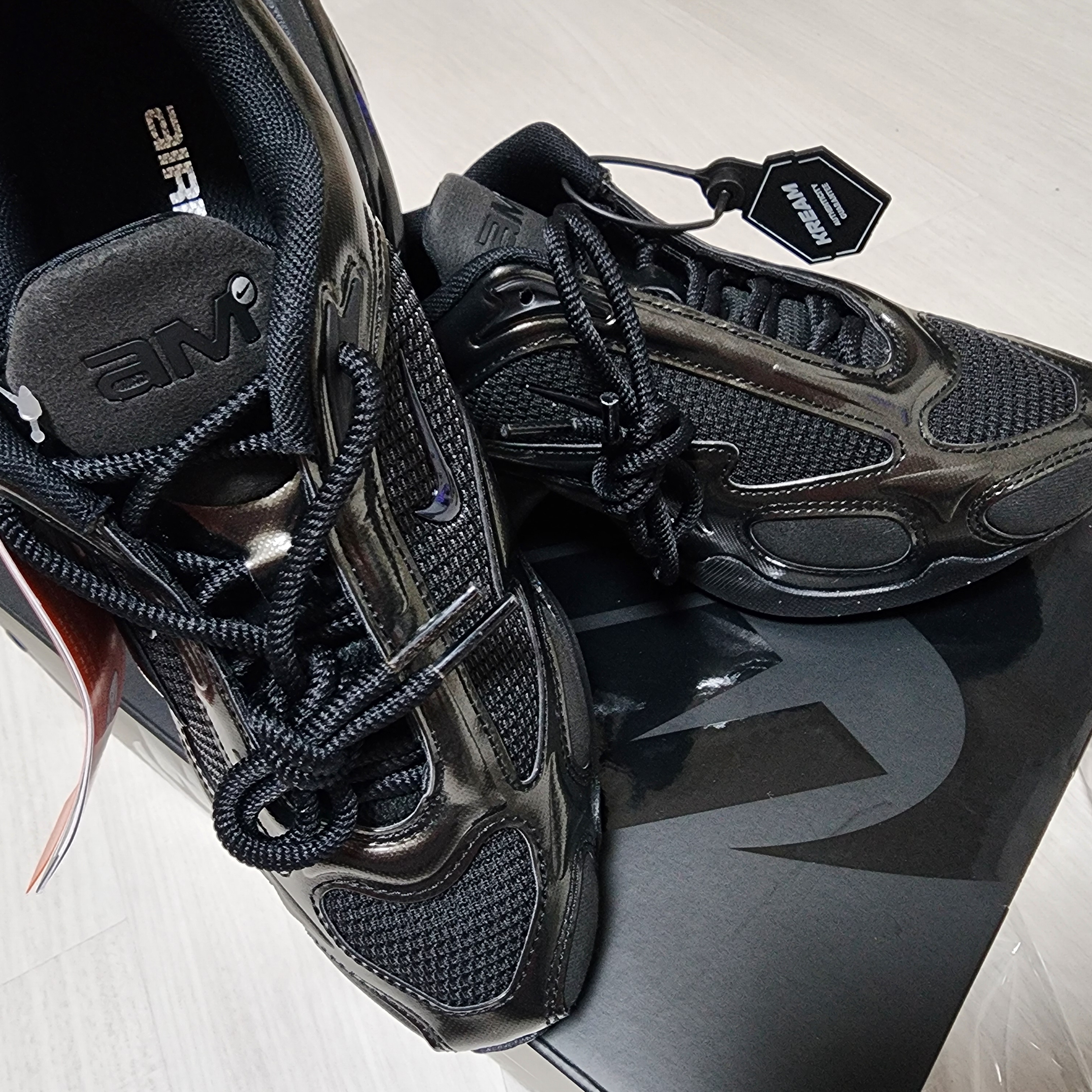 (W) Nike Air Max Muse Triple Black 착용 스타일 - 1