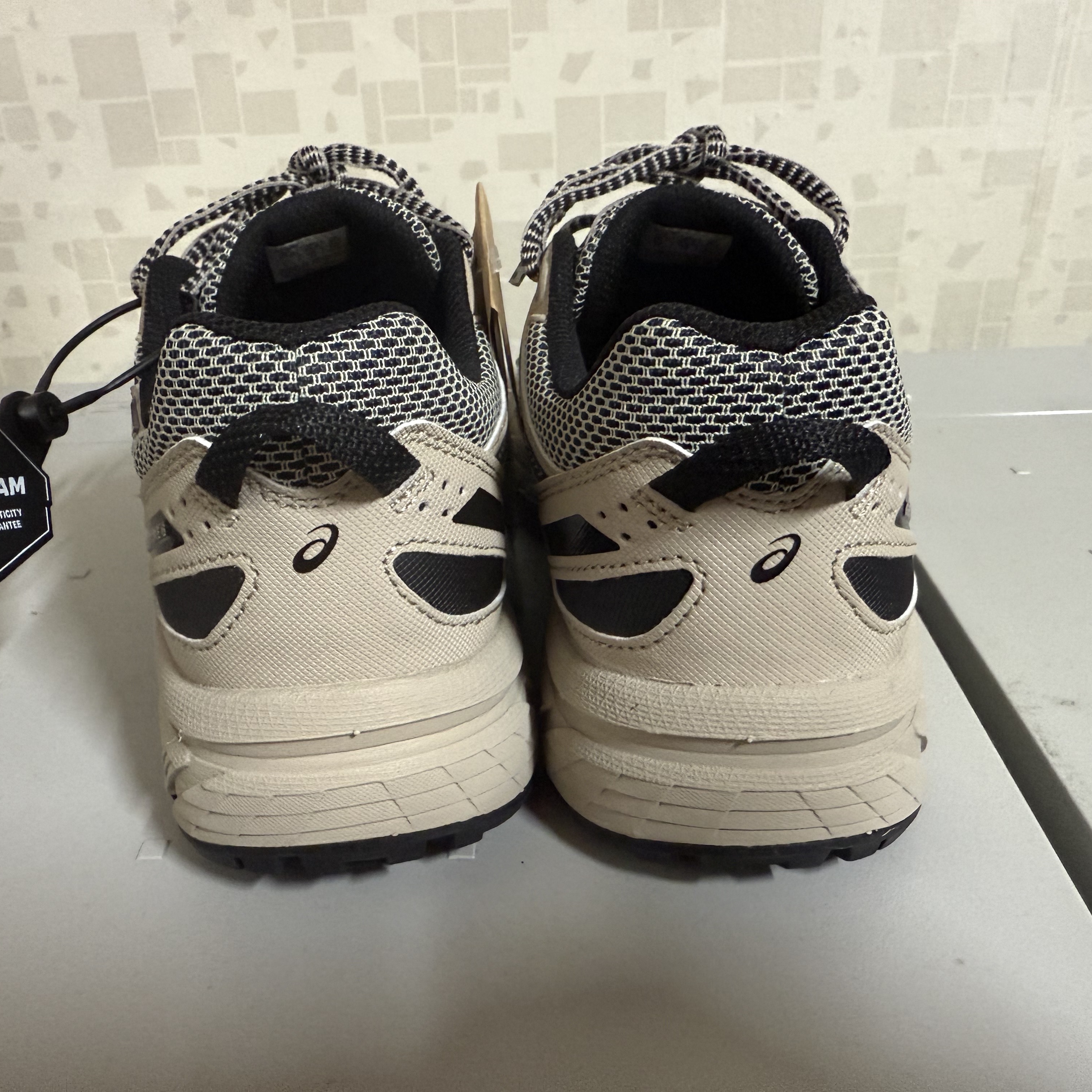 Asics Gel-Venture 6 Feather Grey Black 착용 스타일 - 3