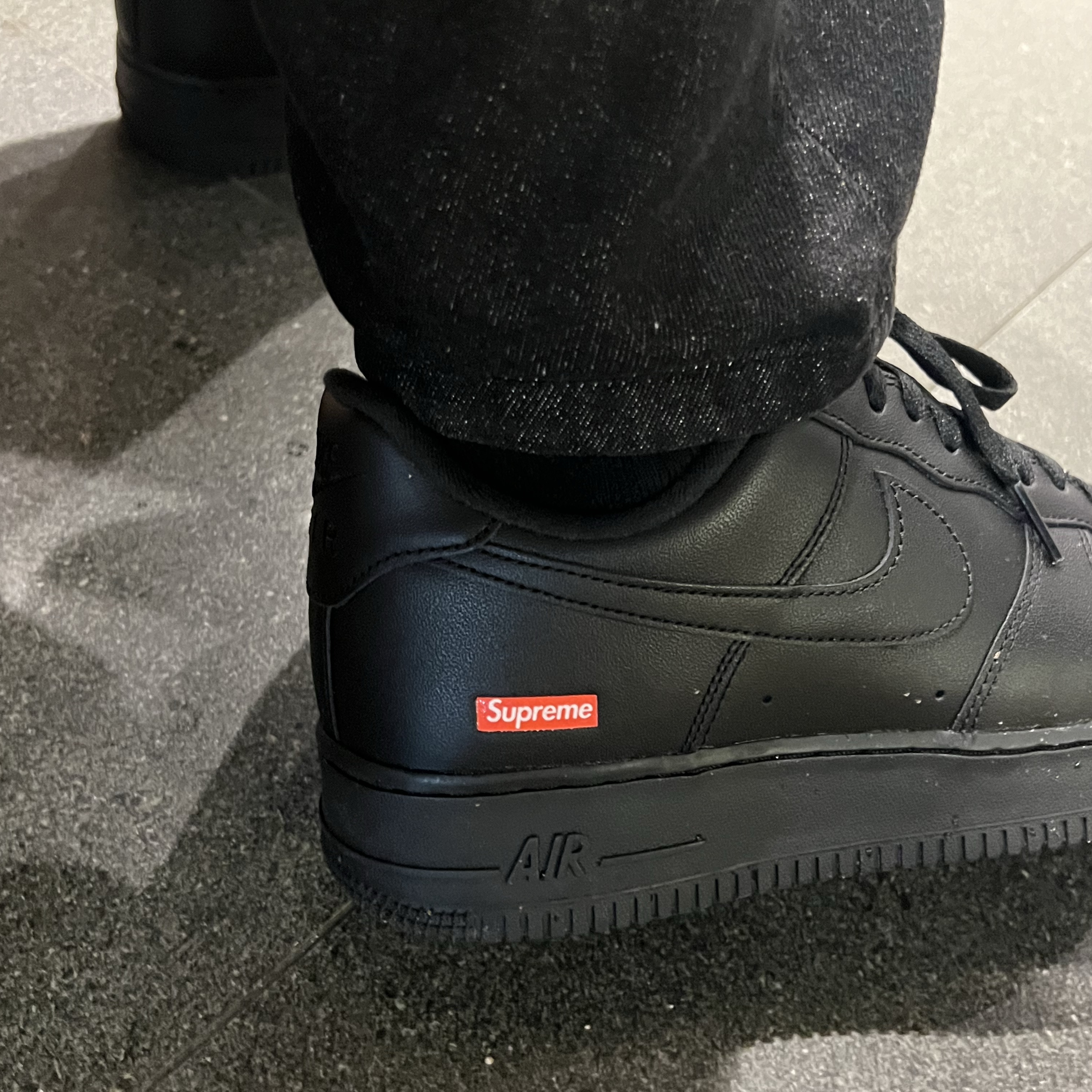 Nike x Supreme Air Force 1 Low Black 착용 스타일