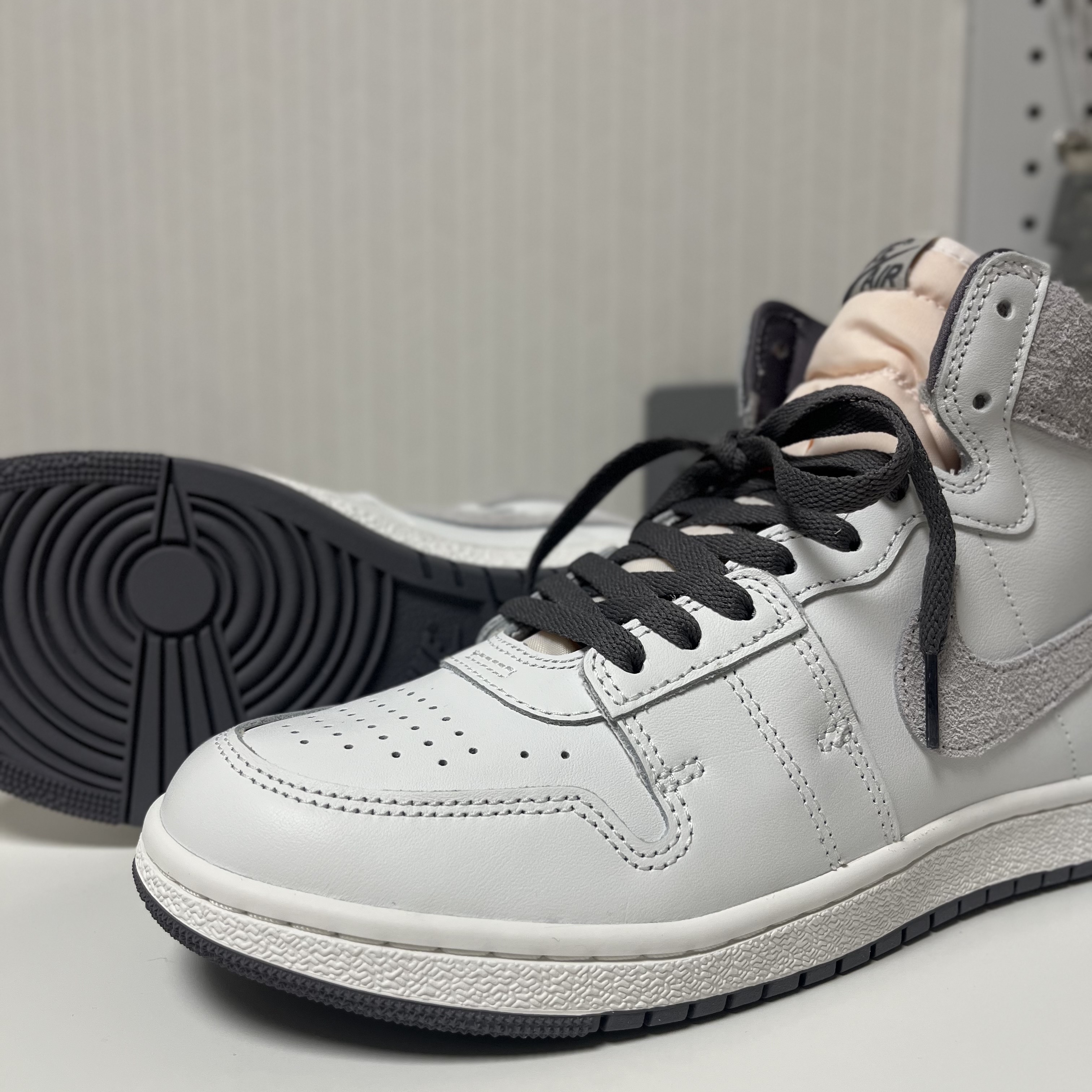 Jordan Air Ship PE SP Summit White Gunsmoke 착용 스타일