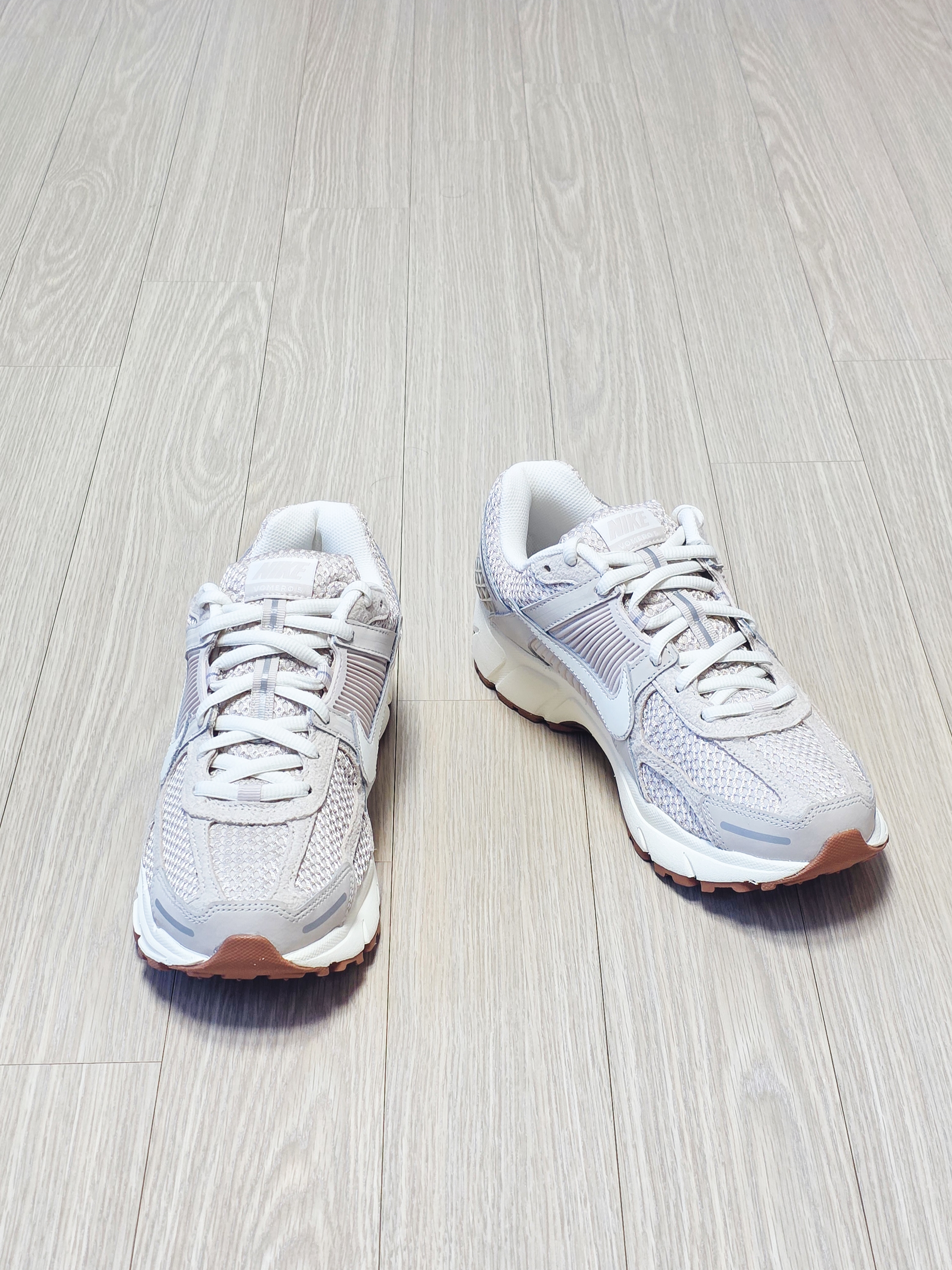 (W) Nike Zoom Vomero 5 Light Orewood Brown 착용 스타일 - 8