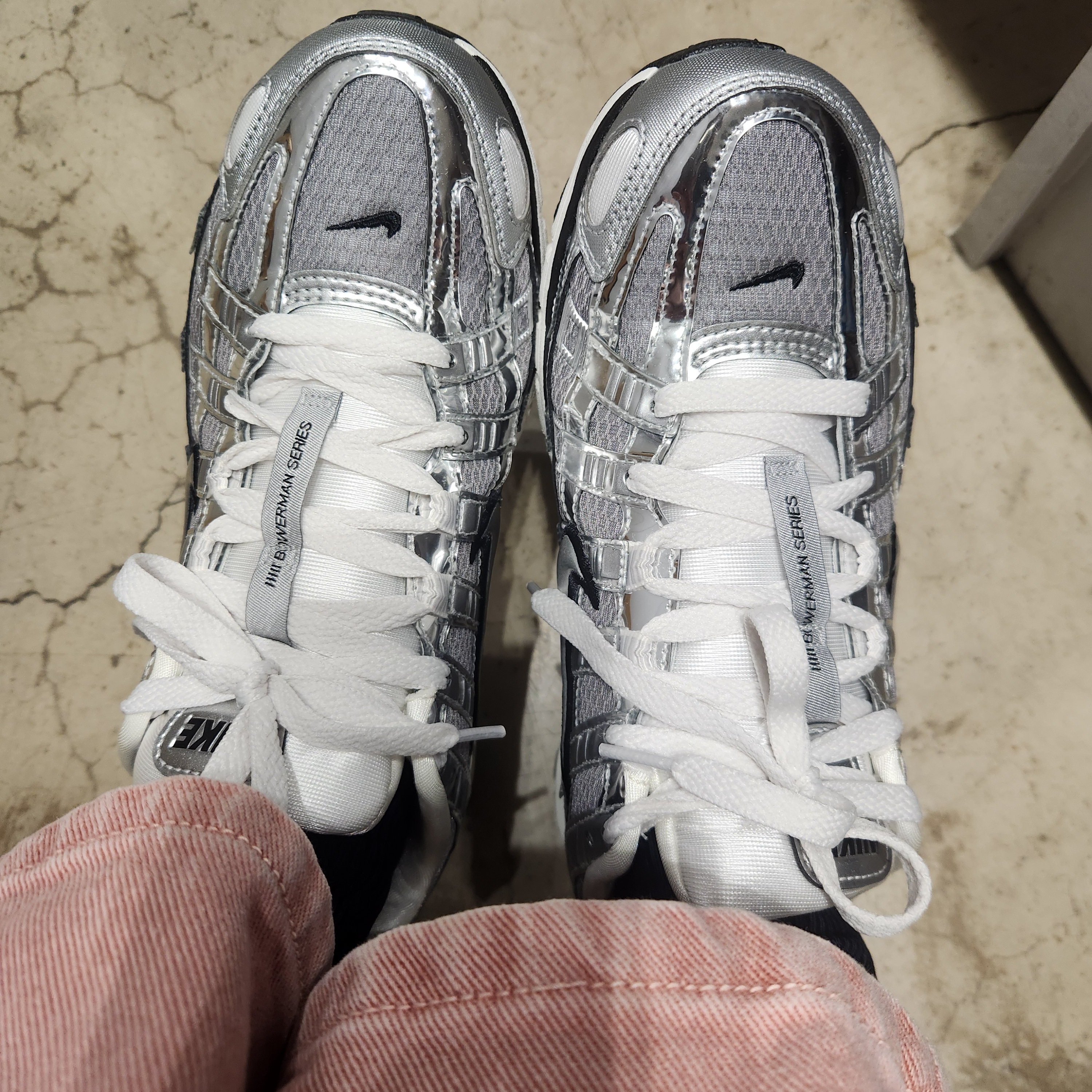 Nike P-6000 Metallic Silver 착용 스타일