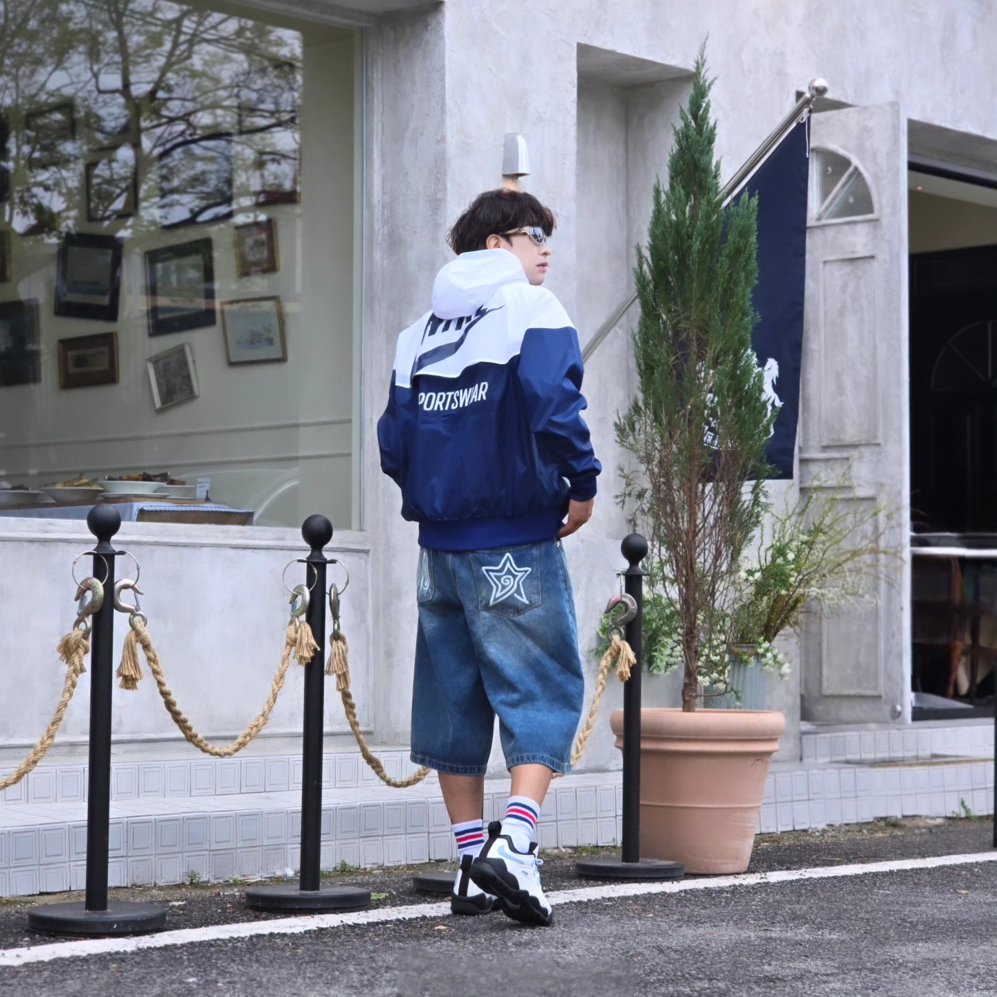 나이키 윈드러너 우븐 라인드 자켓 화이트 블루 보이드 - 아시아, 나이키 x 슈프림 SB 다윈 로우 화이트 착용 스타일 - 3