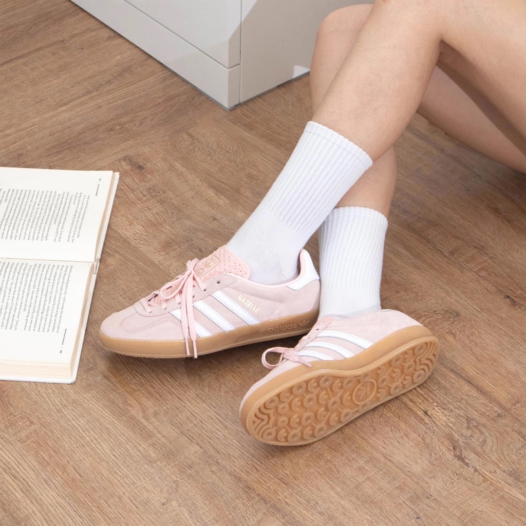 (W) Adidas Gazelle Indoor Sandy Pink Cloud White, Adidas Samba OG Cloud White 착용 스타일 - 3