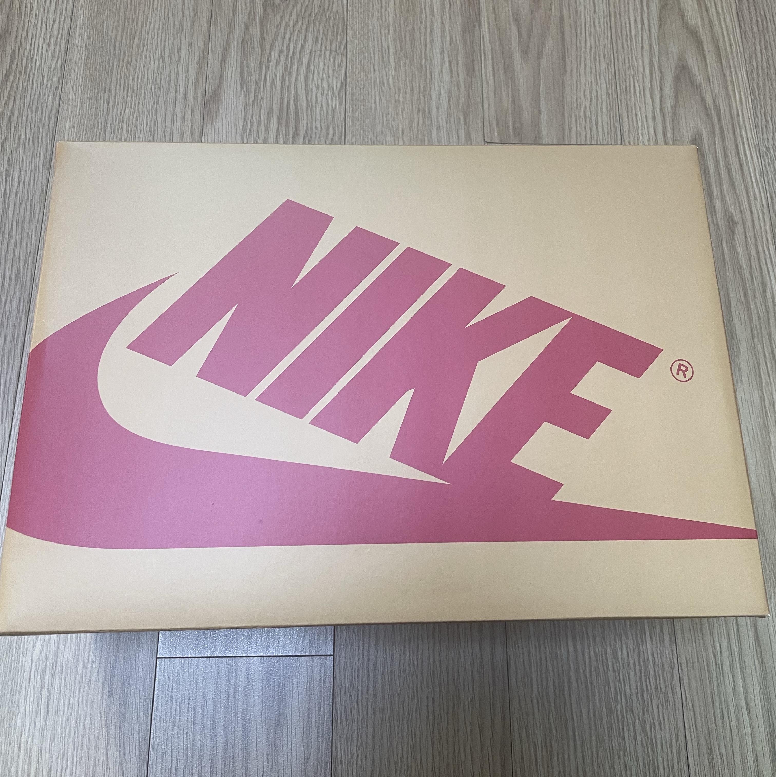 Jordan 1 Low OG Sail and Golden Harvest 착용 스타일 - 2