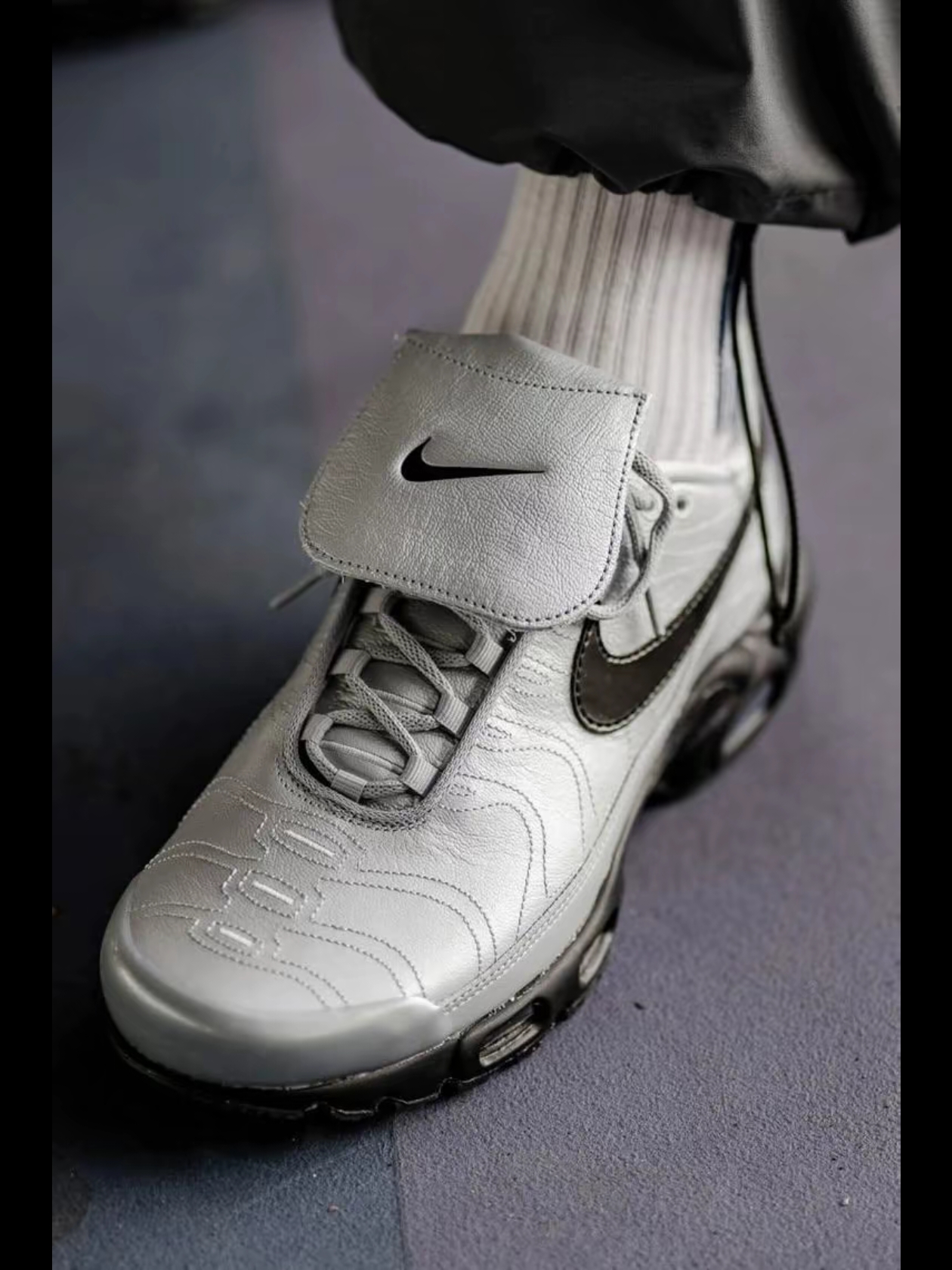 Nike Air Max Plus TNPO Wolf Grey and Black 착용 스타일