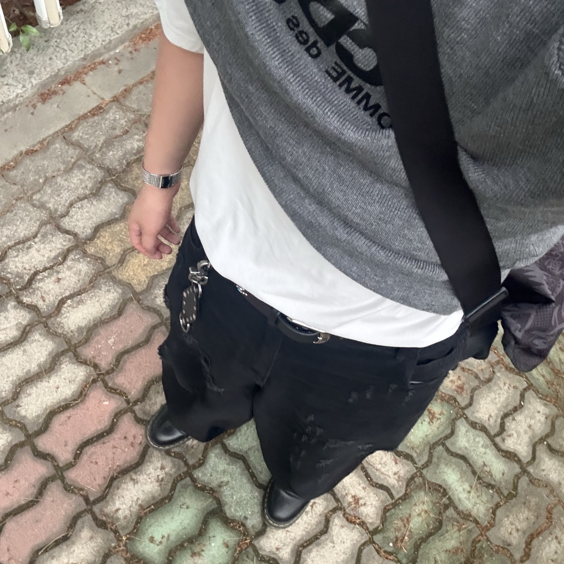 CDG 라운드넥 스쿨 풀오버 그레이, 닥터마틴 1460 스무스 부츠 블랙 착용 스타일 - 2