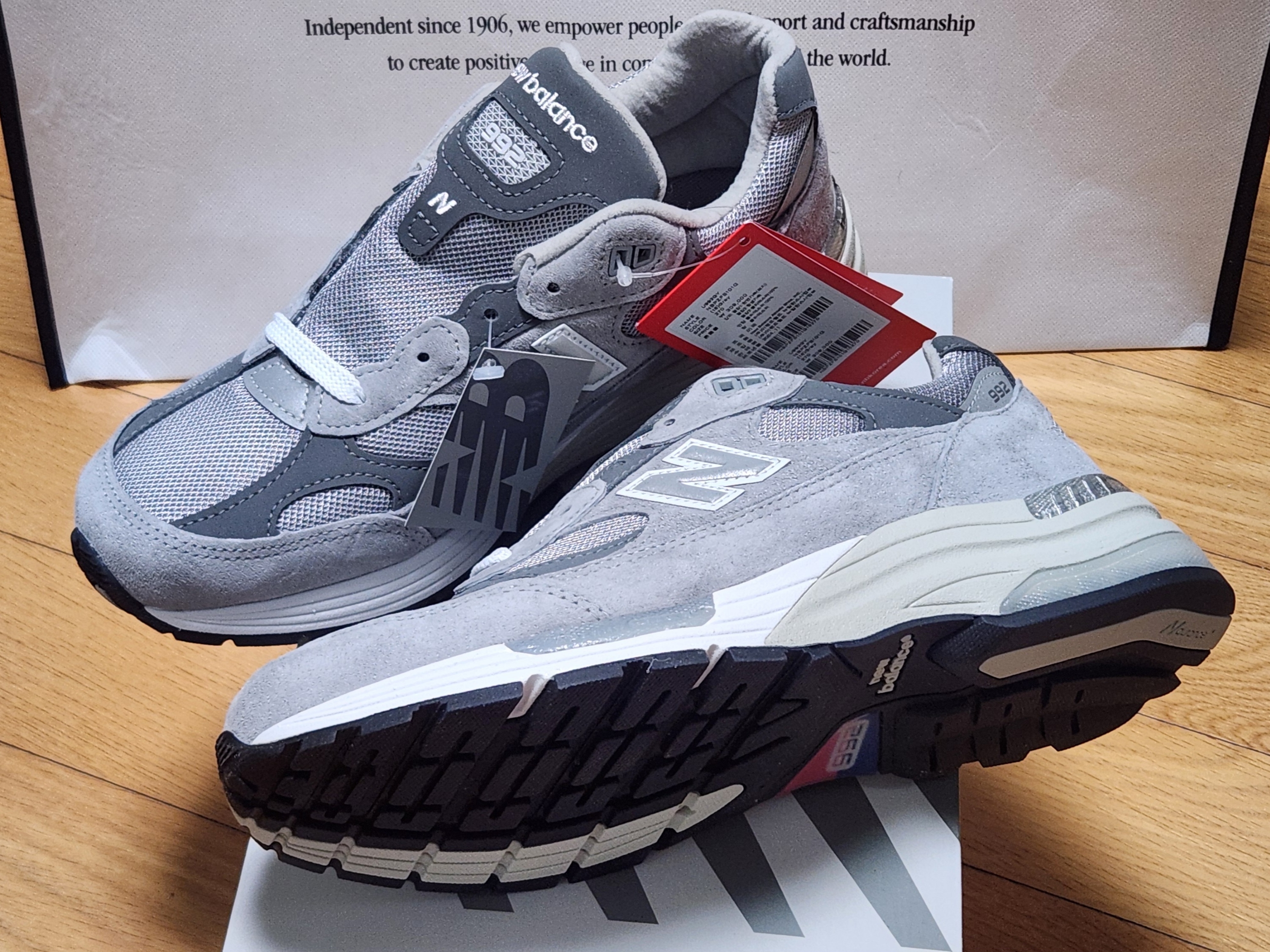 New Balance 992 Made in USA Core Grey Silver Metallic 착용 스타일