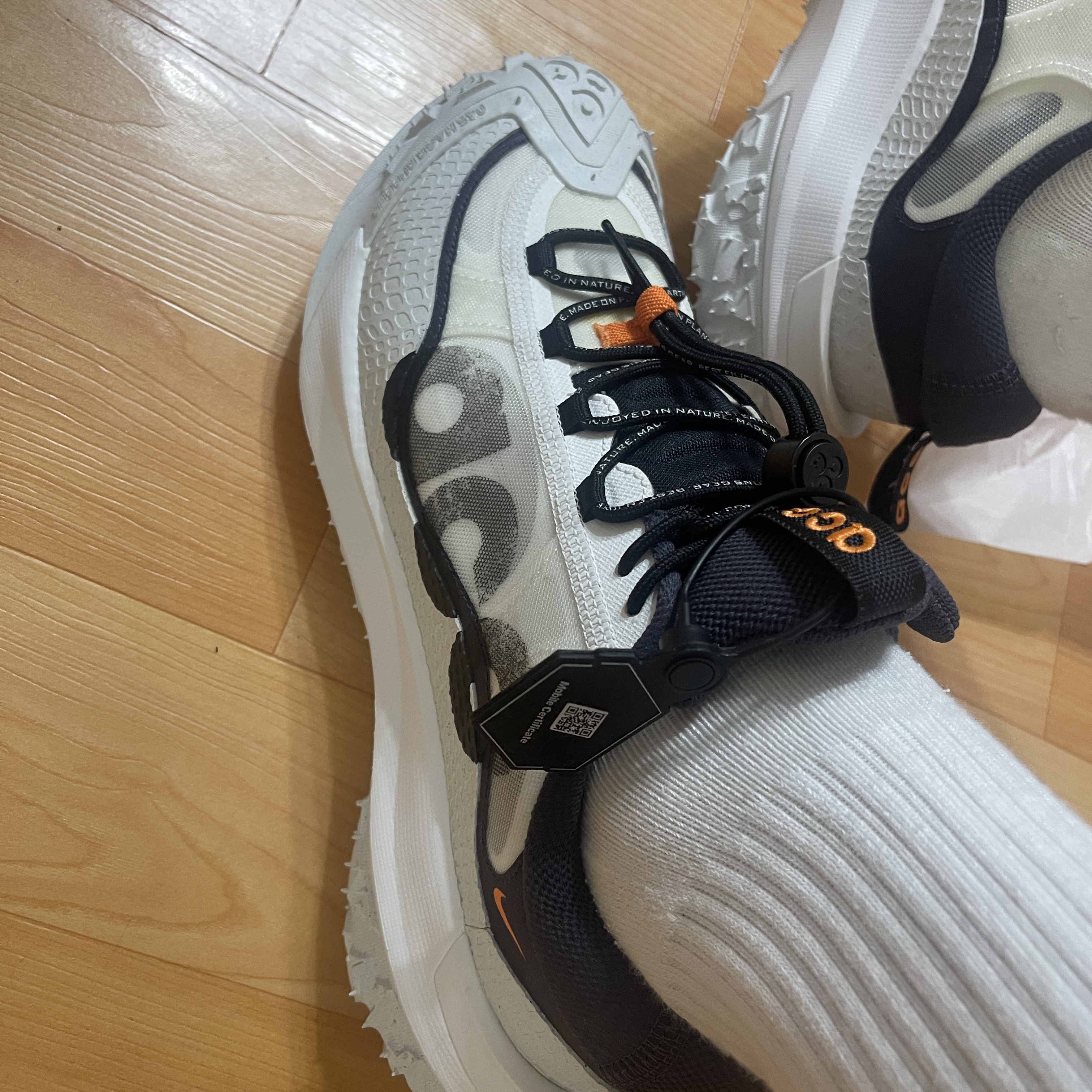 Nike ACG Mountain Fly 2 Low Summit White and Bright Mandarin 착용 스타일 - 2