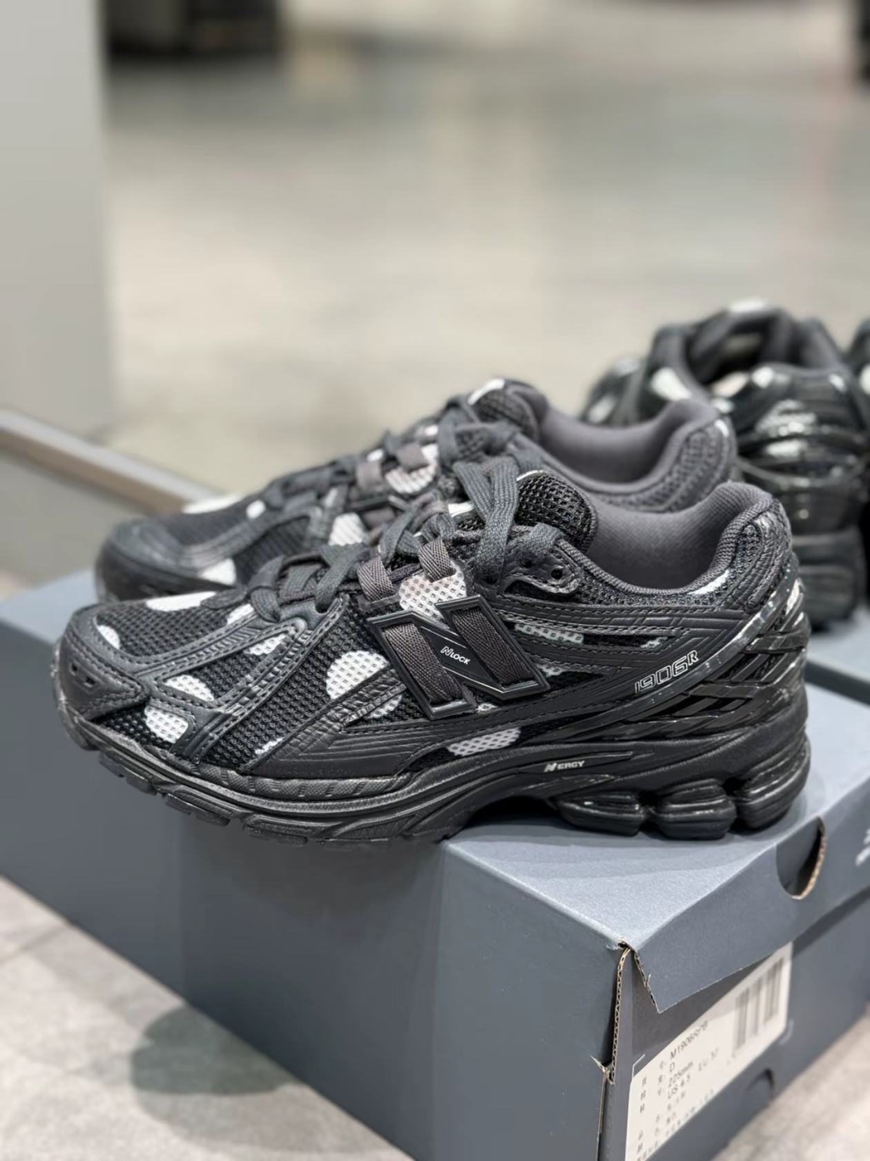 New Balance 1906R Polka Dot Black 착용 스타일