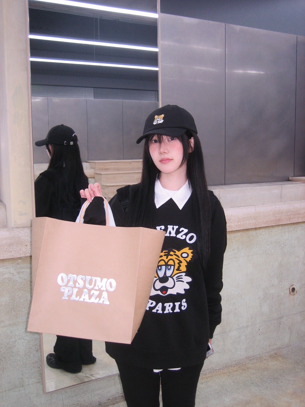Kenzo x Verdy Market Genderless Embroidered Sweatshirts Black, Kenzo x Verdy Market Embroidered Cap in Cotton Black 착용 스타일 - 1