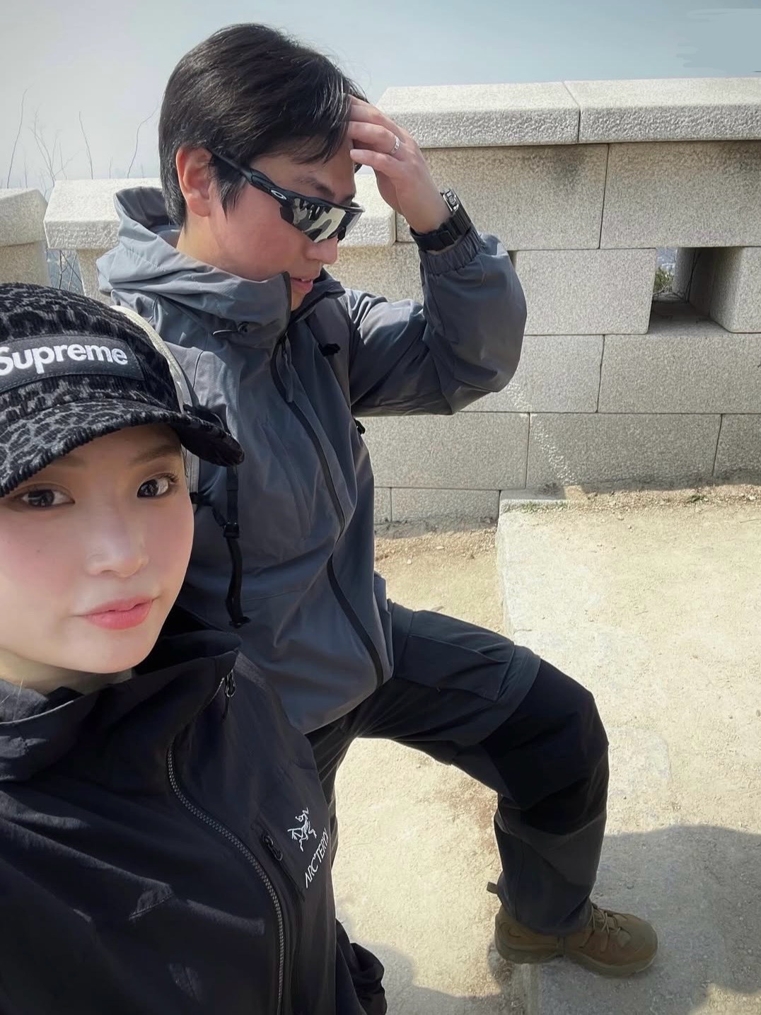 Supreme Leopard Velvet Camp Cap Black - 24SS, Arc'teryx Squamish Hoody Black 착용 스타일 - 4
