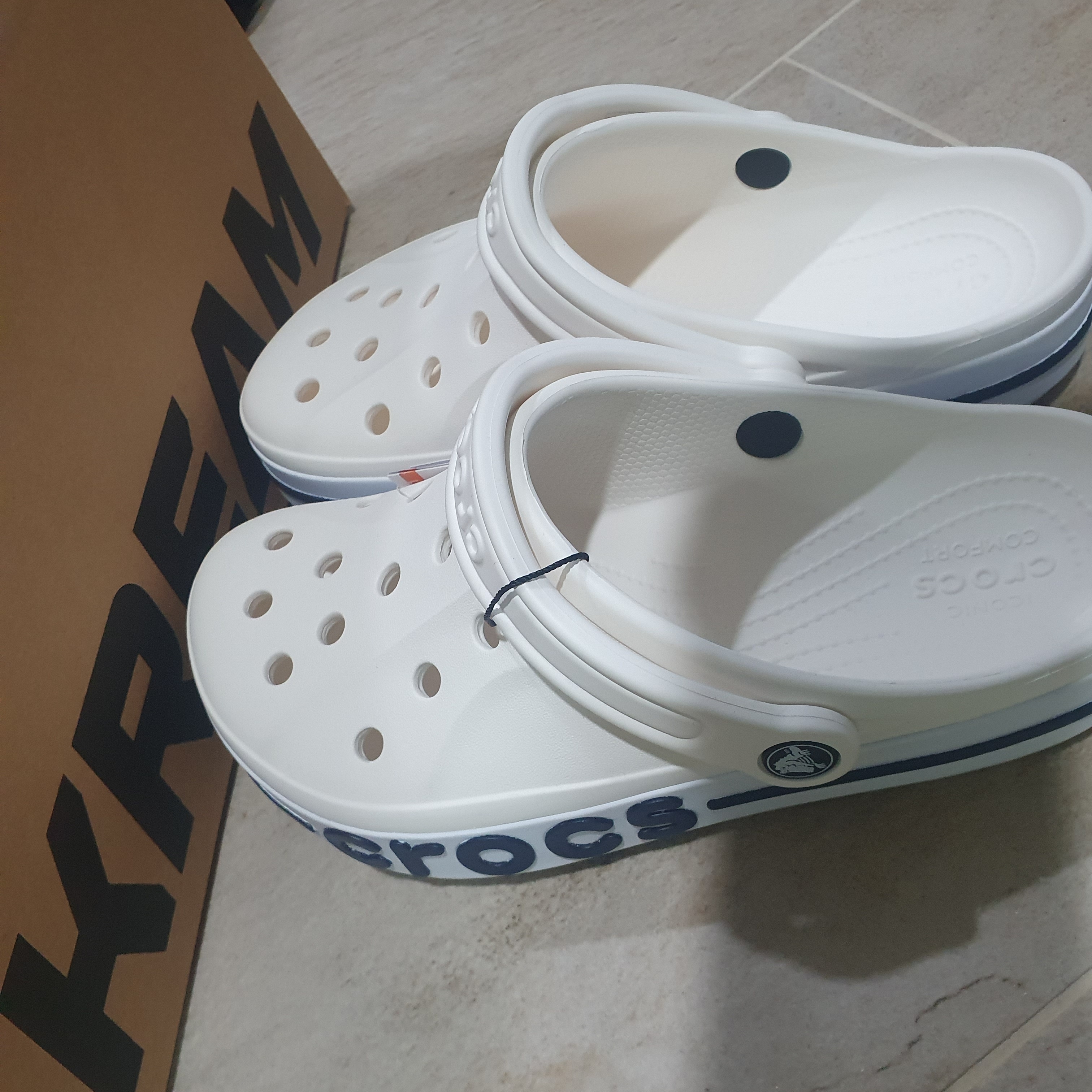 Crocs Bayaband Clog White Navy 착용 스타일