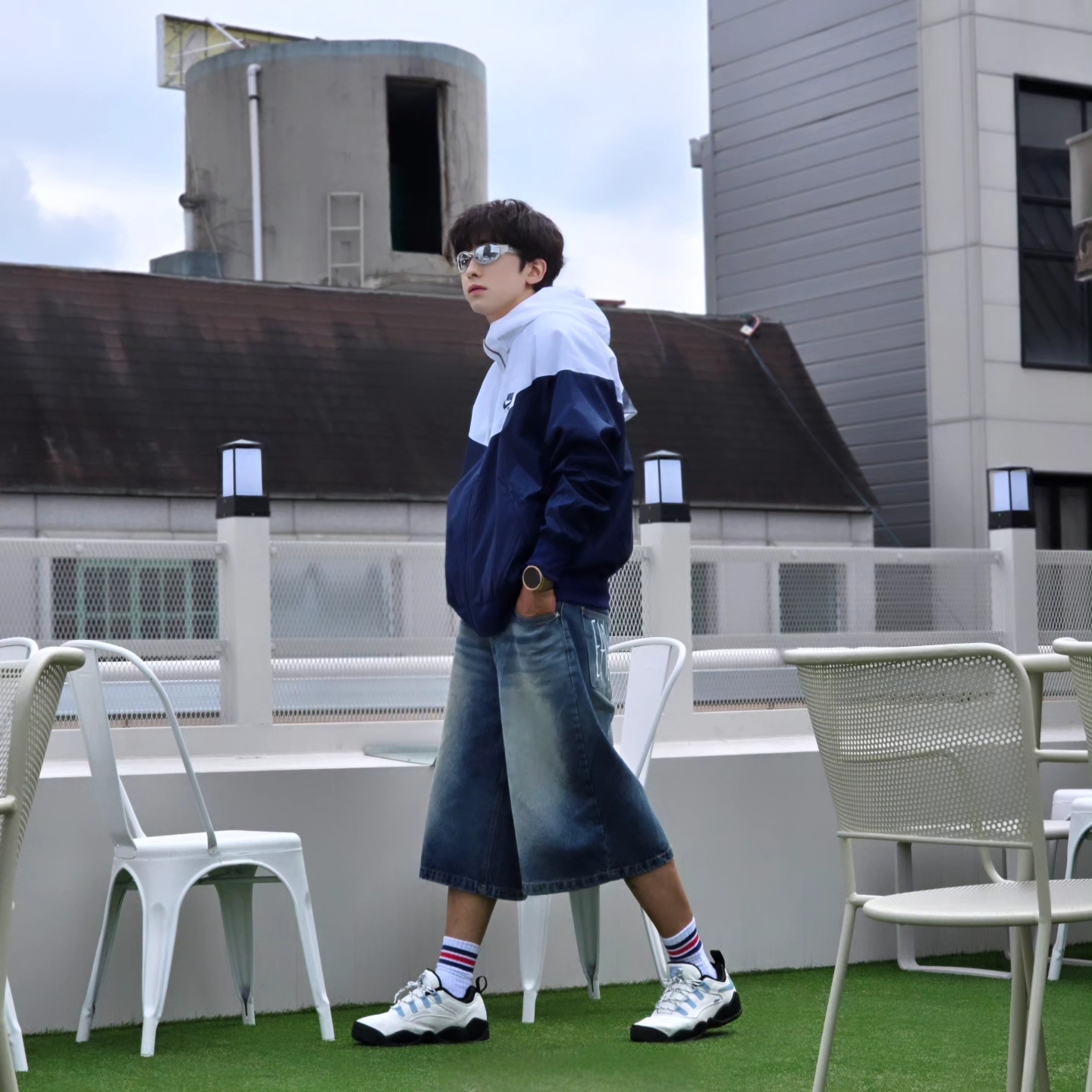나이키 윈드러너 우븐 라인드 자켓 화이트 블루 보이드 - 아시아, 나이키 x 슈프림 SB 다윈 로우 화이트 착용 스타일 - 2