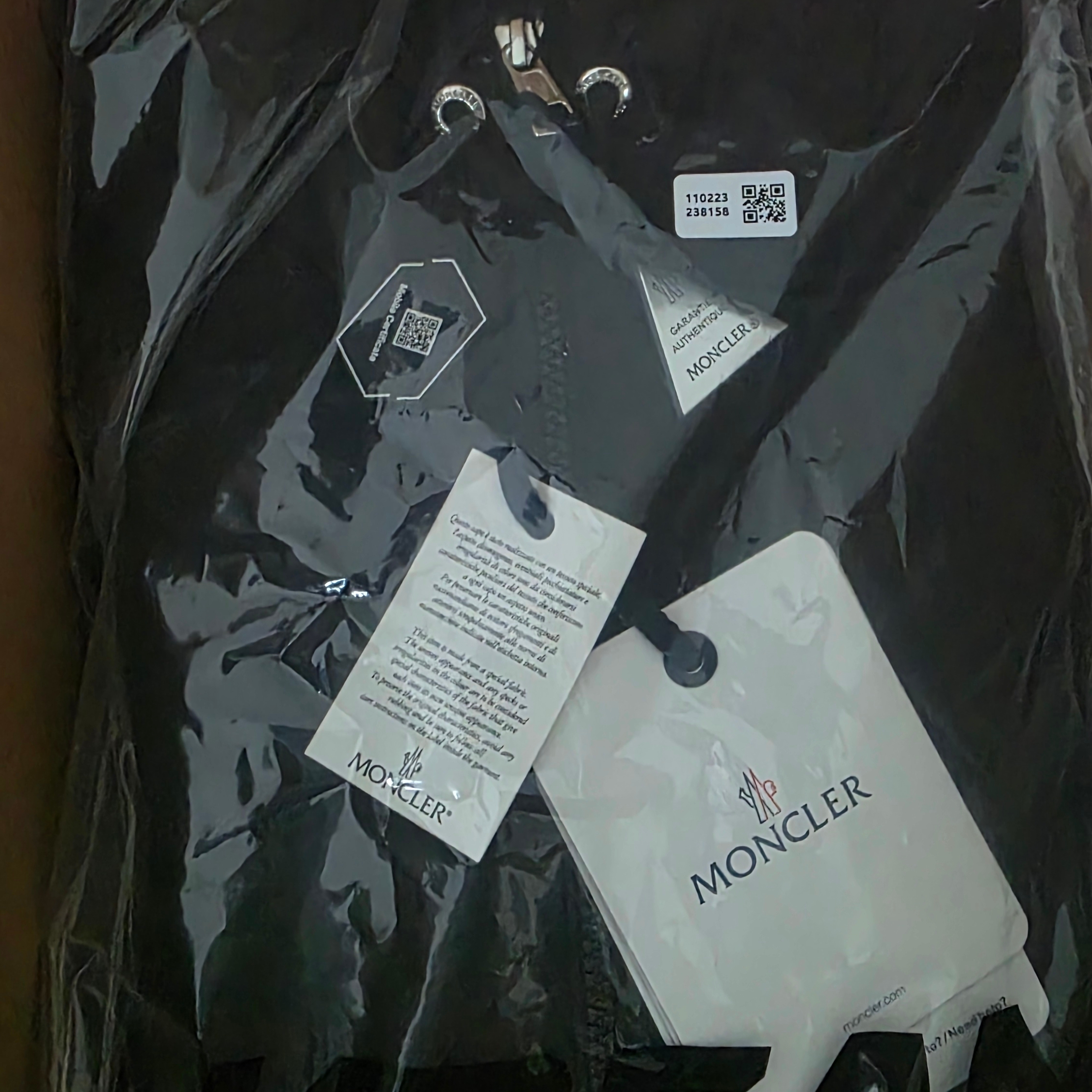 Moncler Grimpeurs Hooded Windbreaker Black - 25SS 착용 스타일