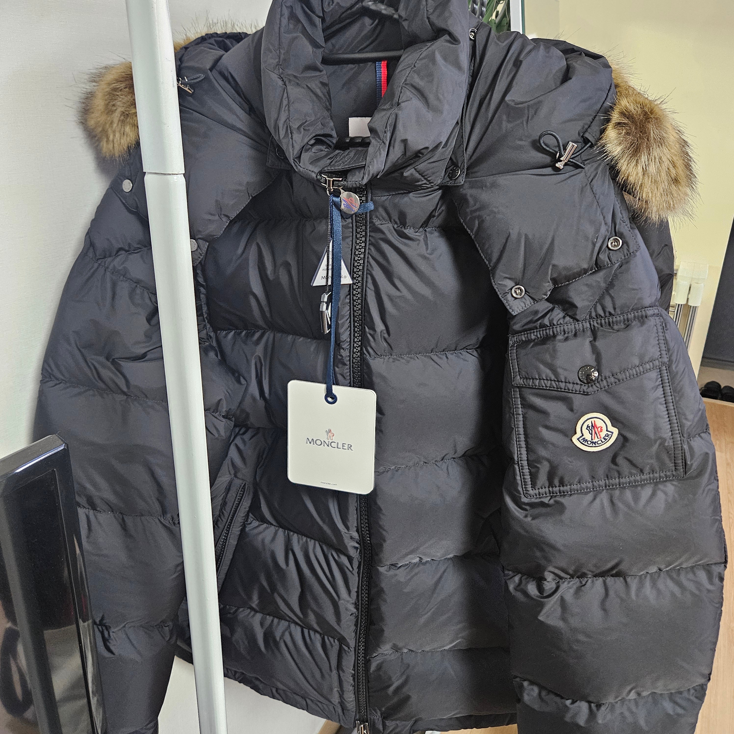 Moncler Mayaf Short Down Jacket Black - 24FW 착용 스타일