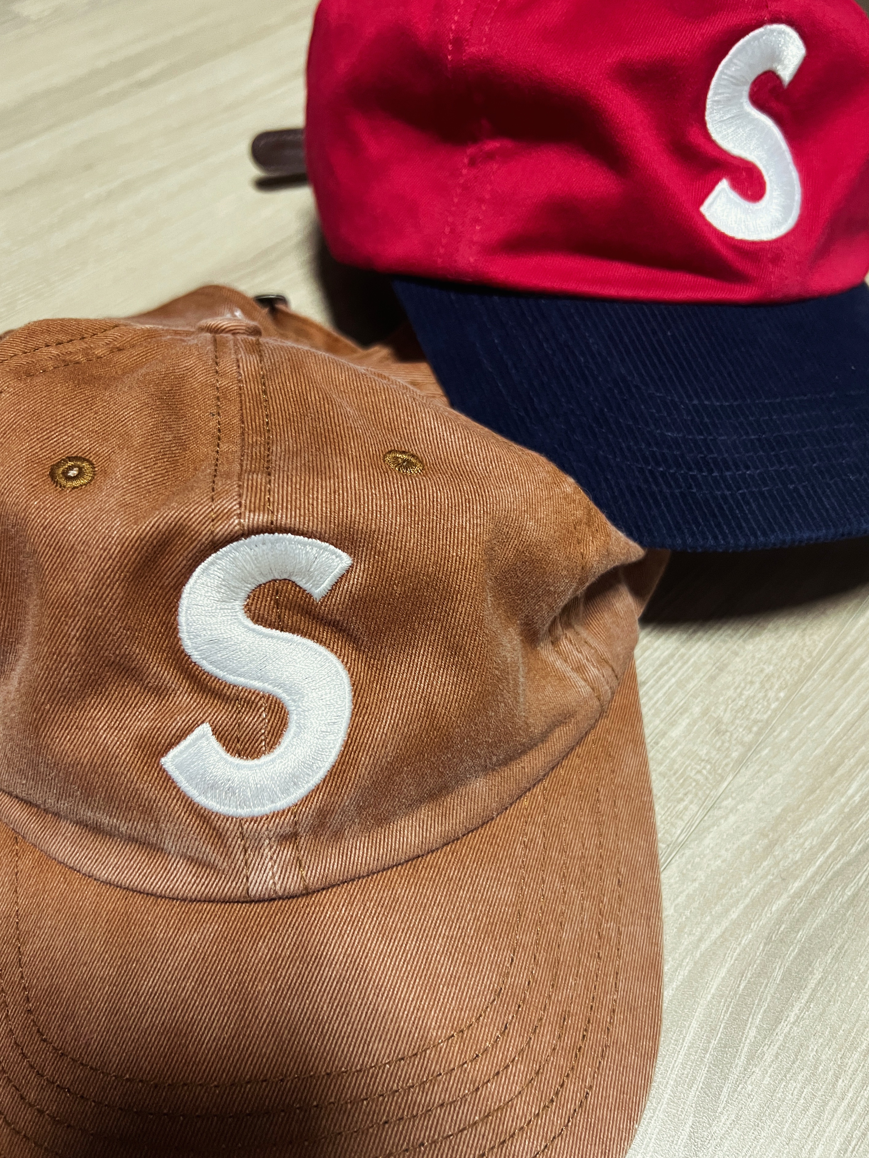 Supreme Pigment Print S Logo 6-Panel Tan - 22FW 착용 스타일 - 2