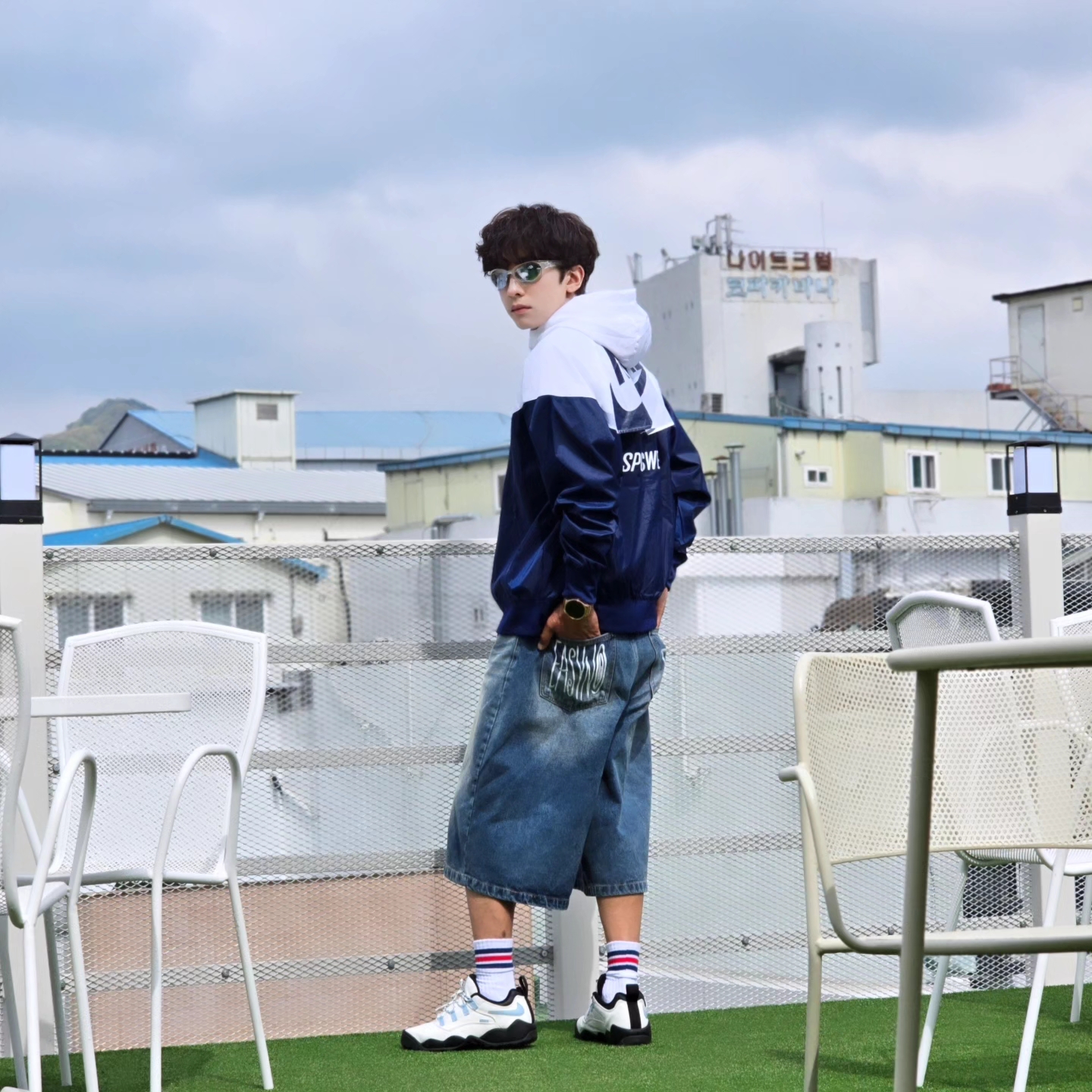 나이키 윈드러너 우븐 라인드 자켓 화이트 블루 보이드 - 아시아, 나이키 x 슈프림 SB 다윈 로우 화이트 착용 스타일 - 6