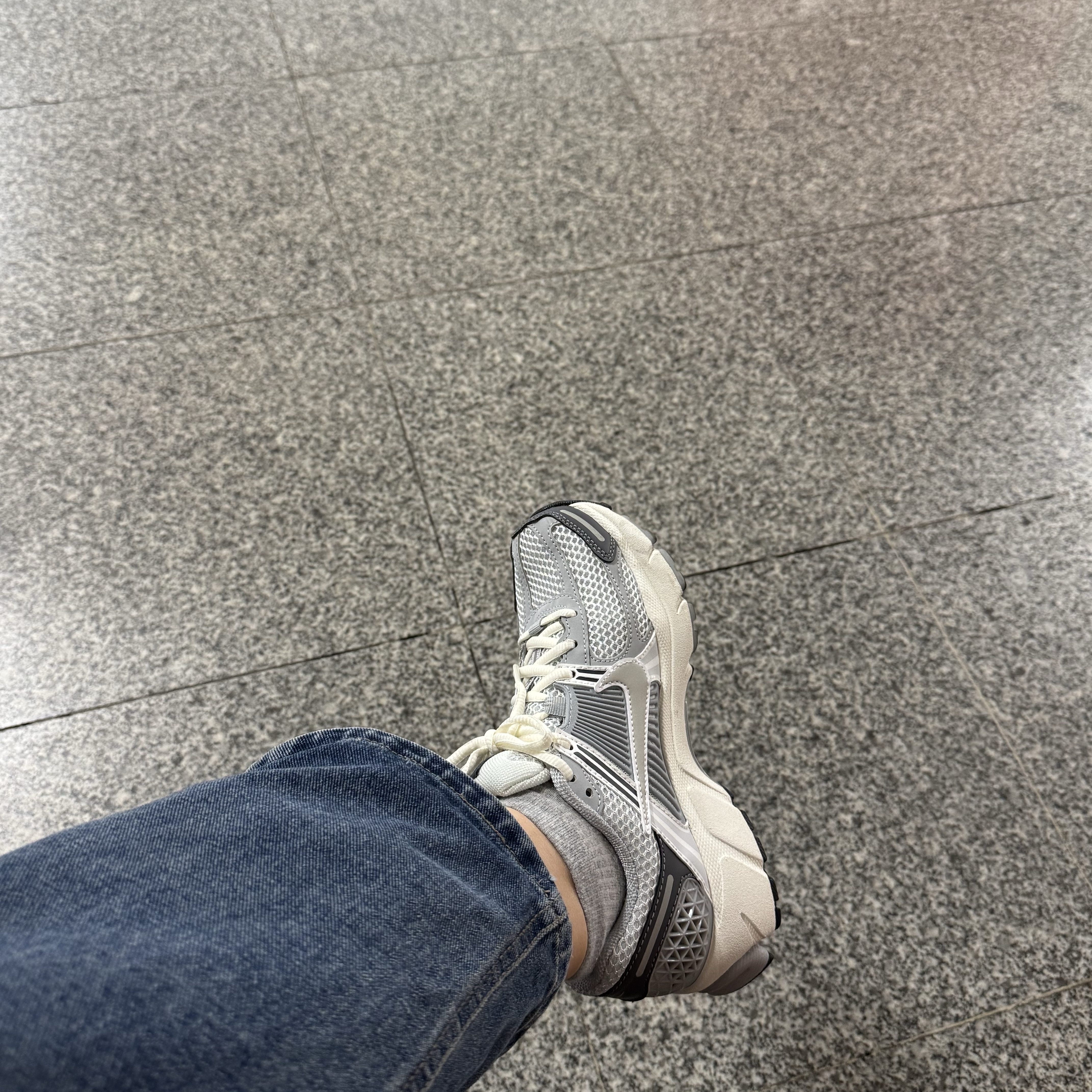 (W) Nike Zoom Vomero 5 Pure Platinum Metallic Silver 착용 스타일 - 2