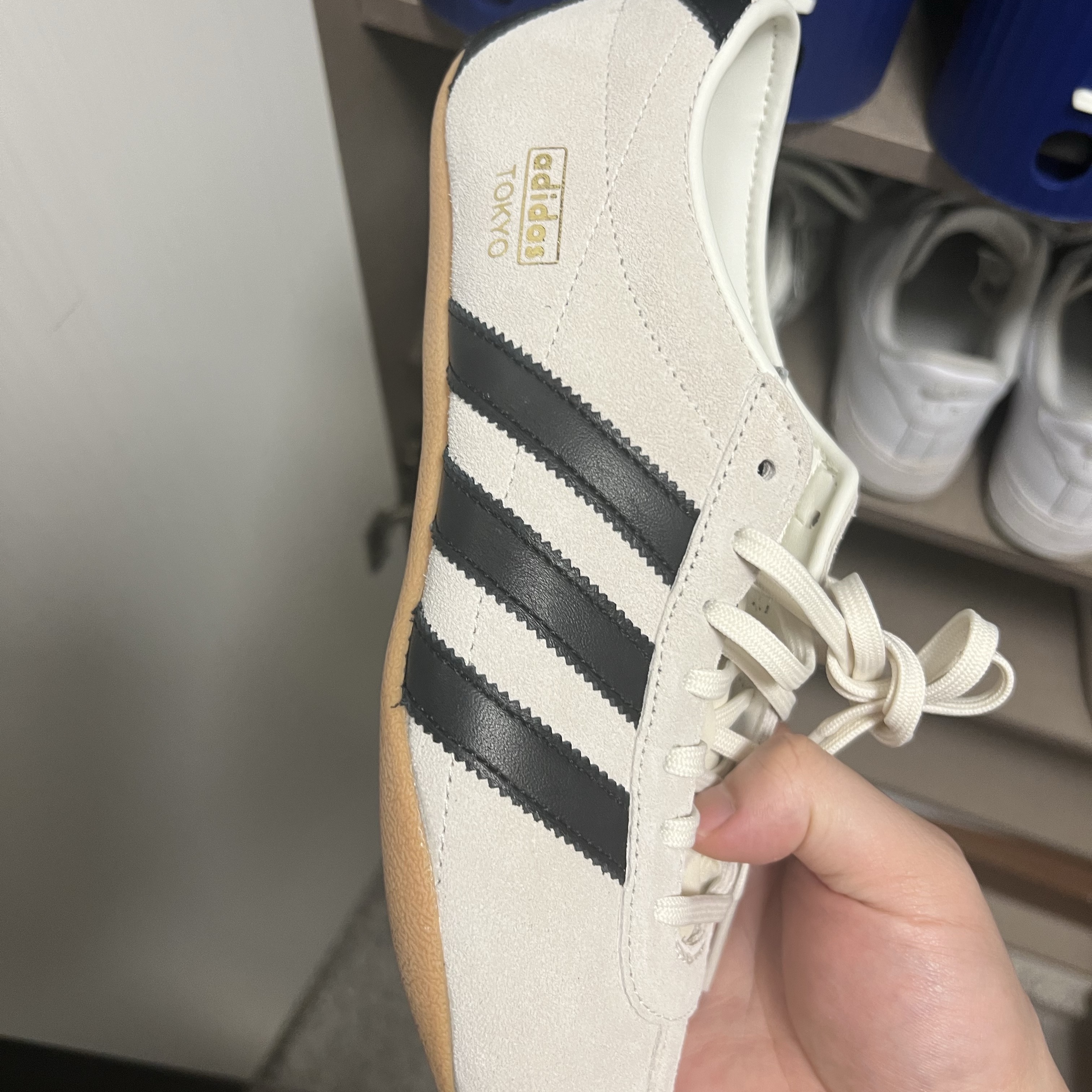 (W) Adidas Tokyo Off White Core Black 착용 스타일