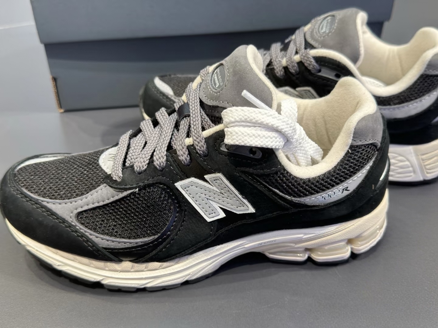 New Balance 2002R Premium Vintage Black 착용 스타일