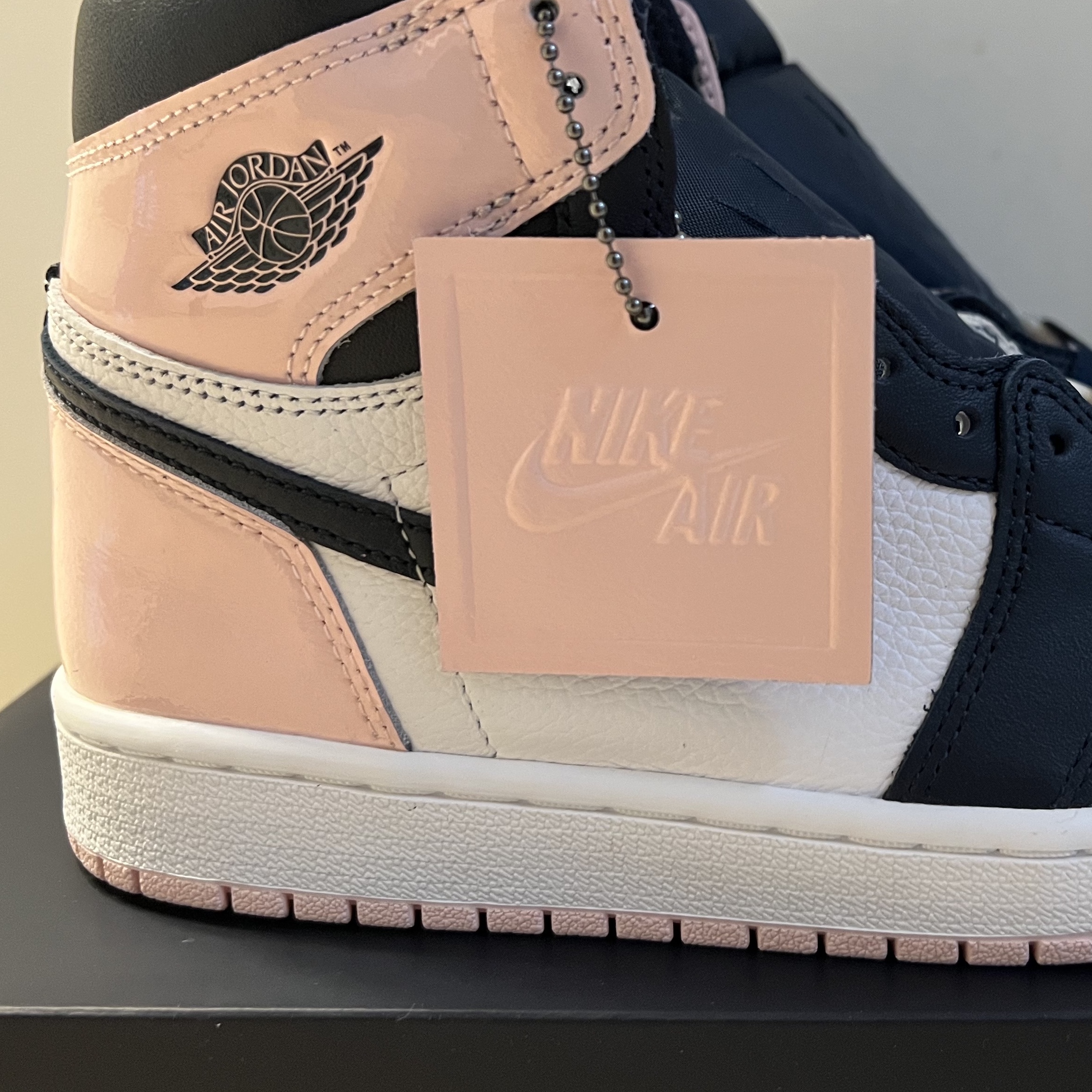 (W) Jordan 1 Retro High OG Atmosphere, [SS25] moif Magazine Pocket H/S Tee Foliage Green 착용 스타일 - 1