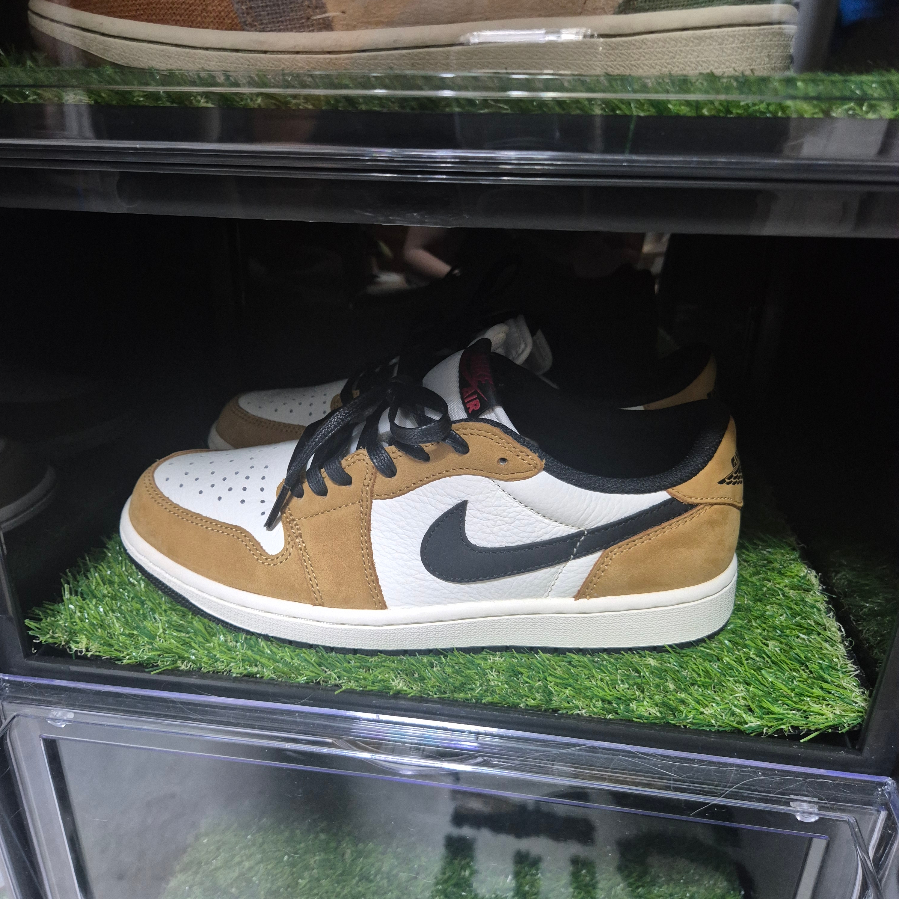 Jordan 1 Low OG Sail and Golden Harvest 착용 스타일 - 1