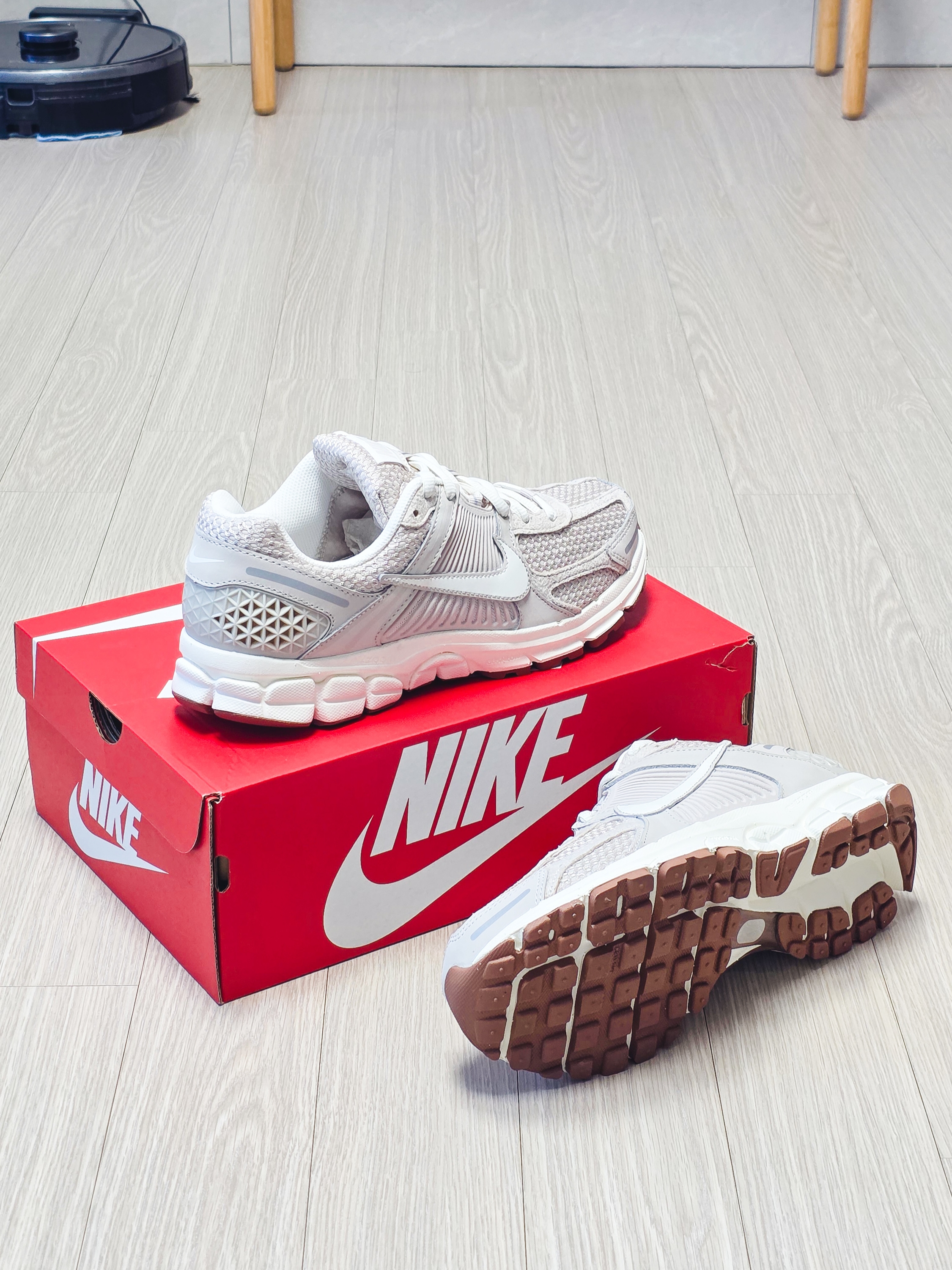 (W) Nike Zoom Vomero 5 Light Orewood Brown 착용 스타일 - 4
