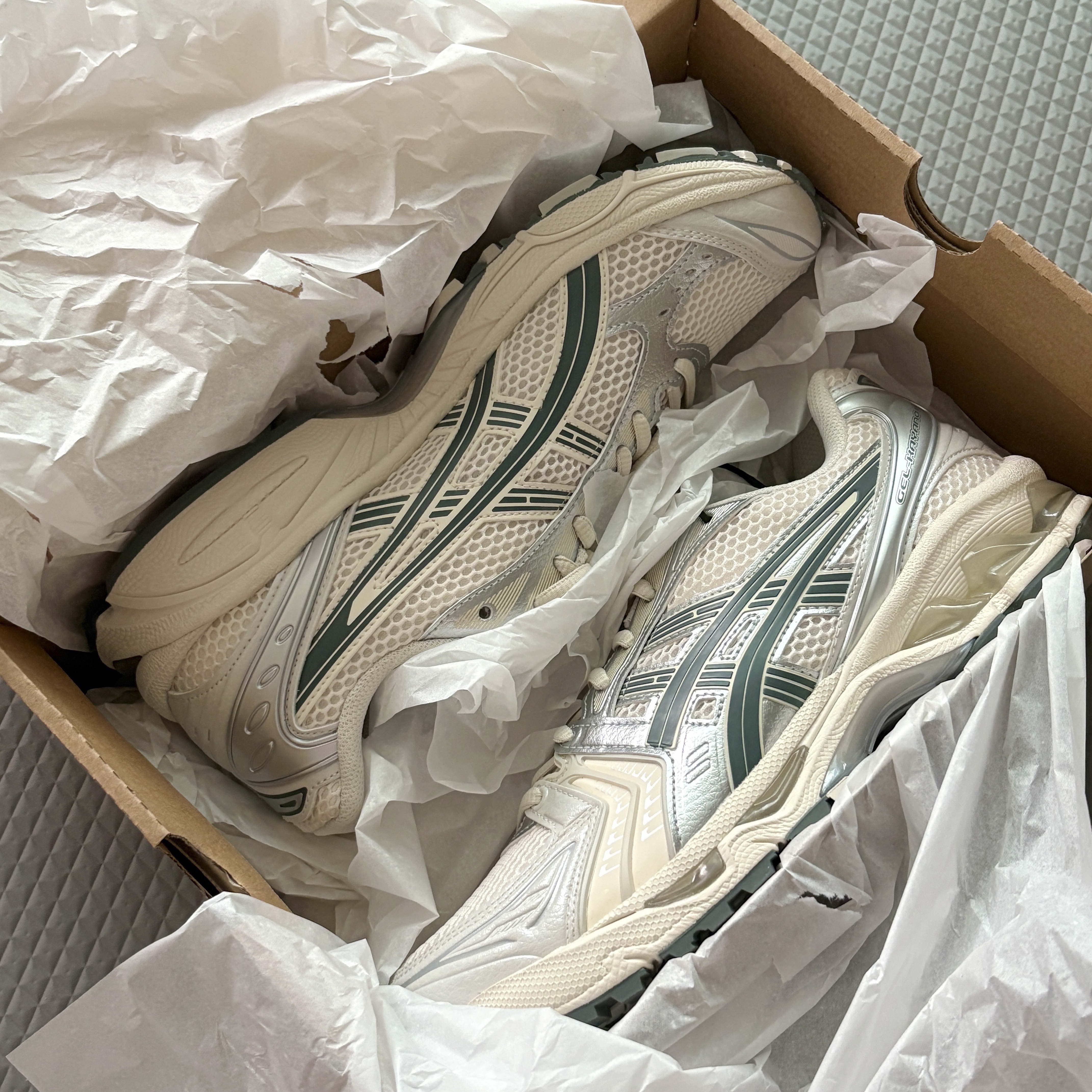 Asics Gel-Kayano 14 Birch Dark Pewter 착용 스타일 - 1