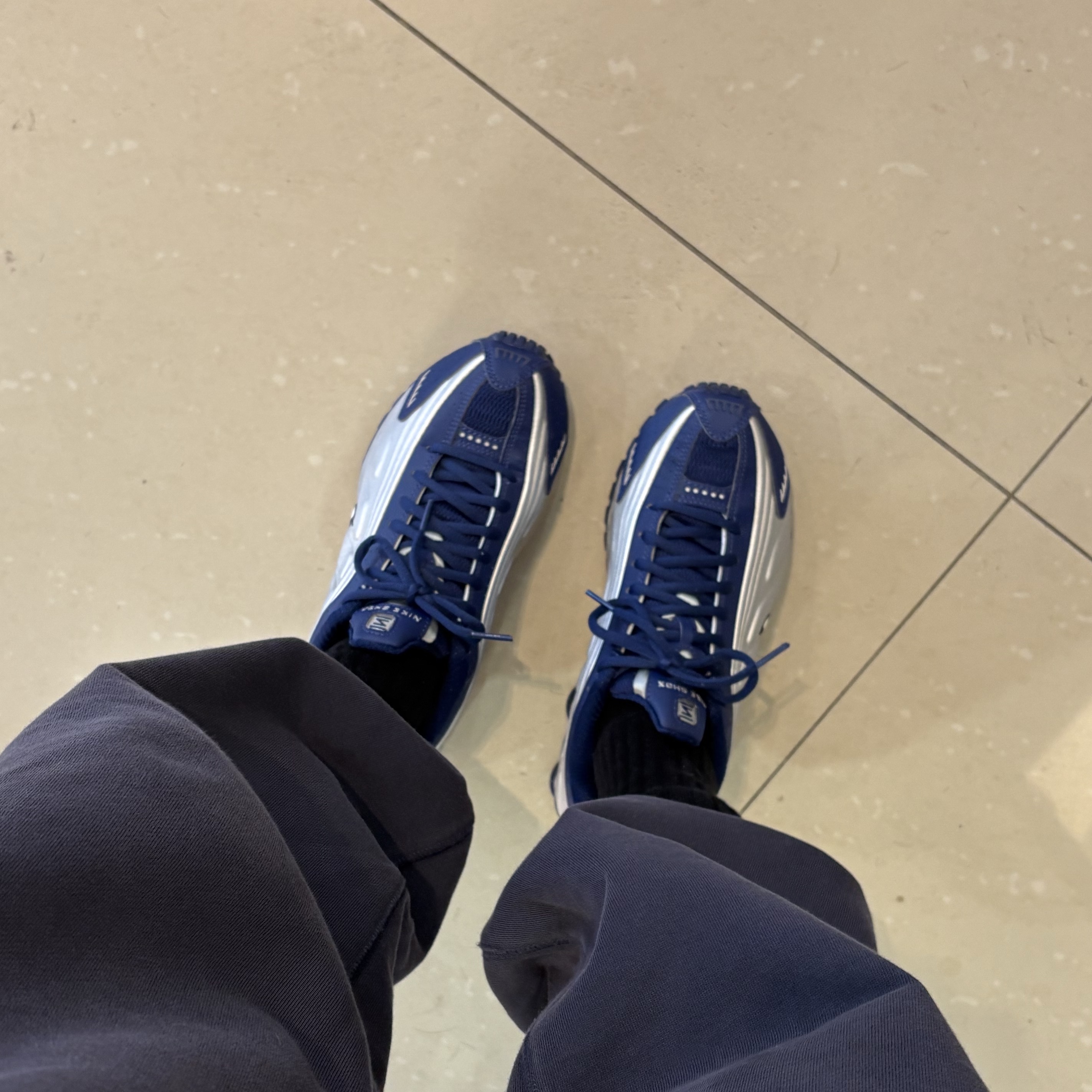 (W) Nike Shox R4 Blue Void Metallic Silver, Play Comme des Garcons Black Heart Blue Eyes T-Shirt White 착용 스타일 - 4