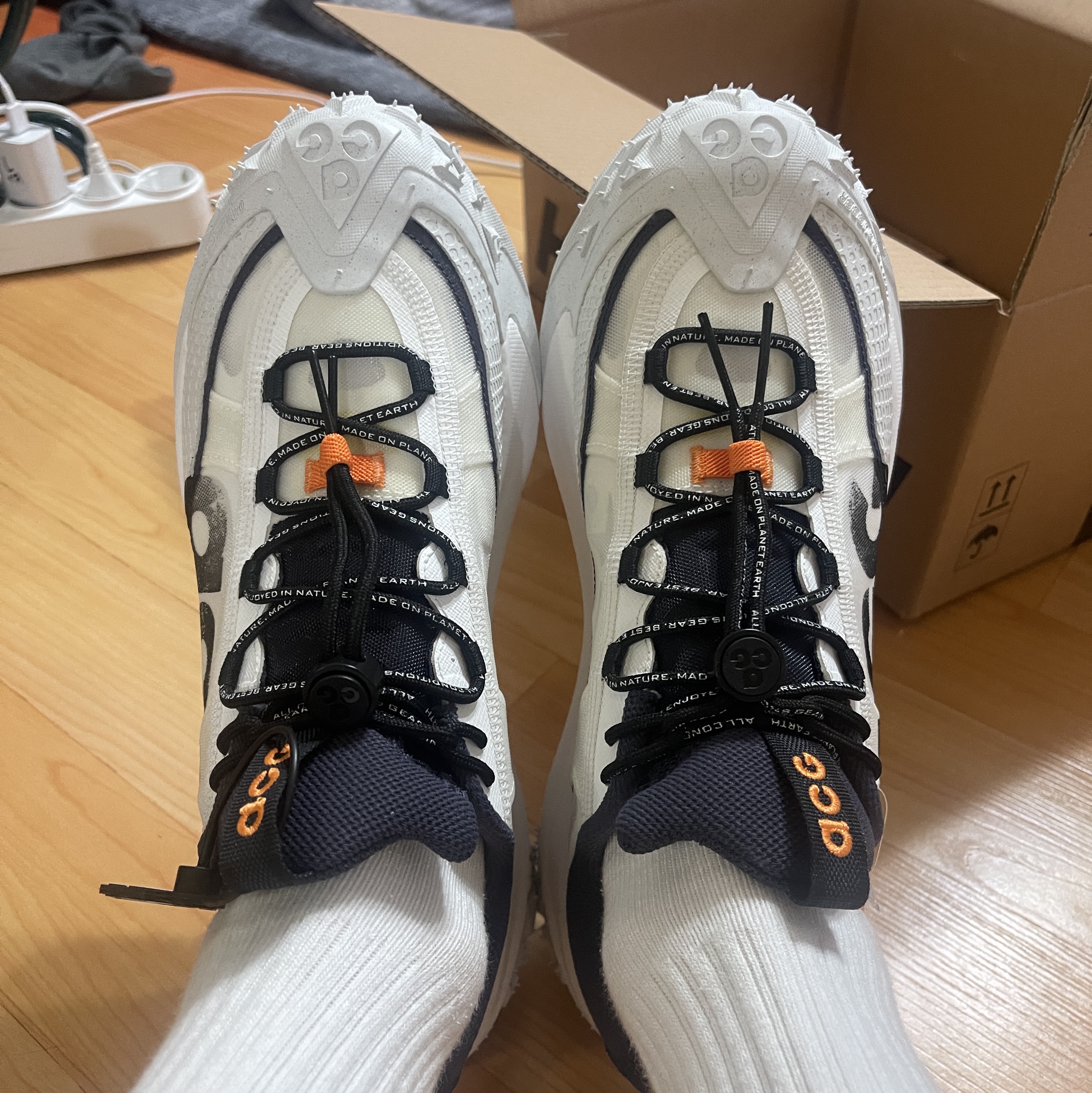Nike ACG Mountain Fly 2 Low Summit White and Bright Mandarin 착용 스타일 - 1
