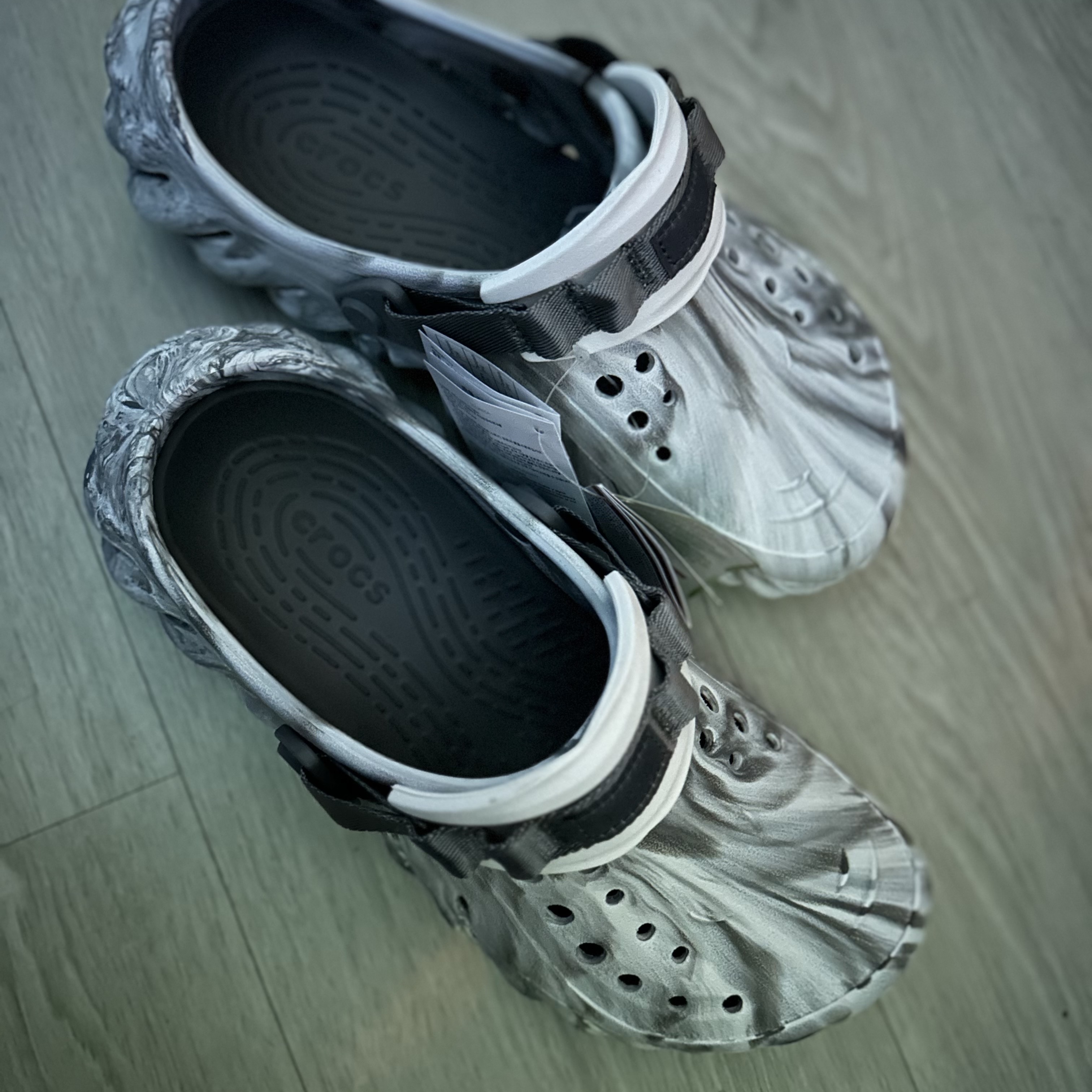Crocs Echo Marbled Clog Moonlight Multi 착용 스타일