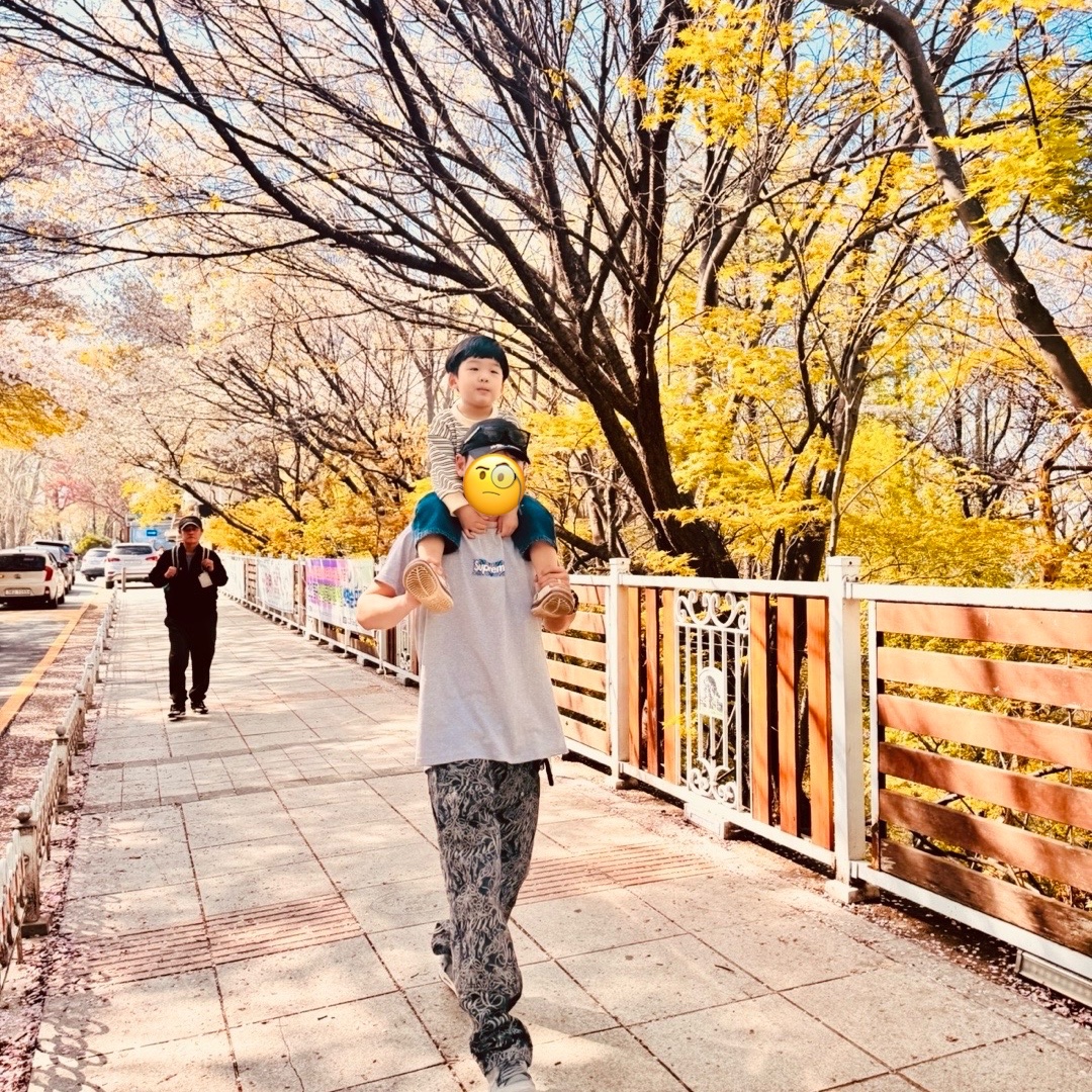 Darkr8m Studio x New Era Unstructured Ball Cap Black, Oakley x Fragment Frogskins Yellow Polished Black Frame Prizm Grey Lenses Low Bridge Fit 착용 스타일 - 4
