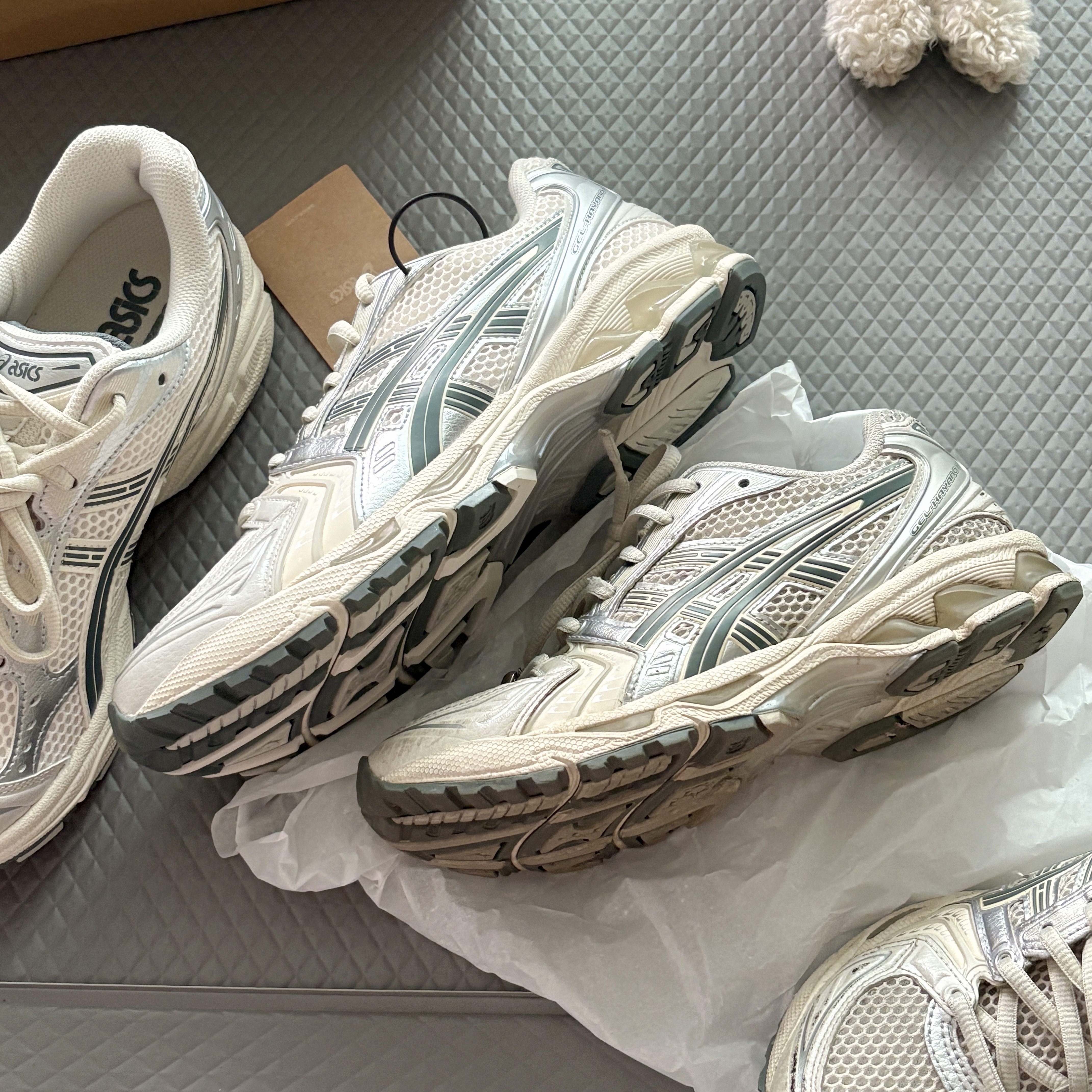 Asics Gel-Kayano 14 Birch Dark Pewter 착용 스타일 - 3