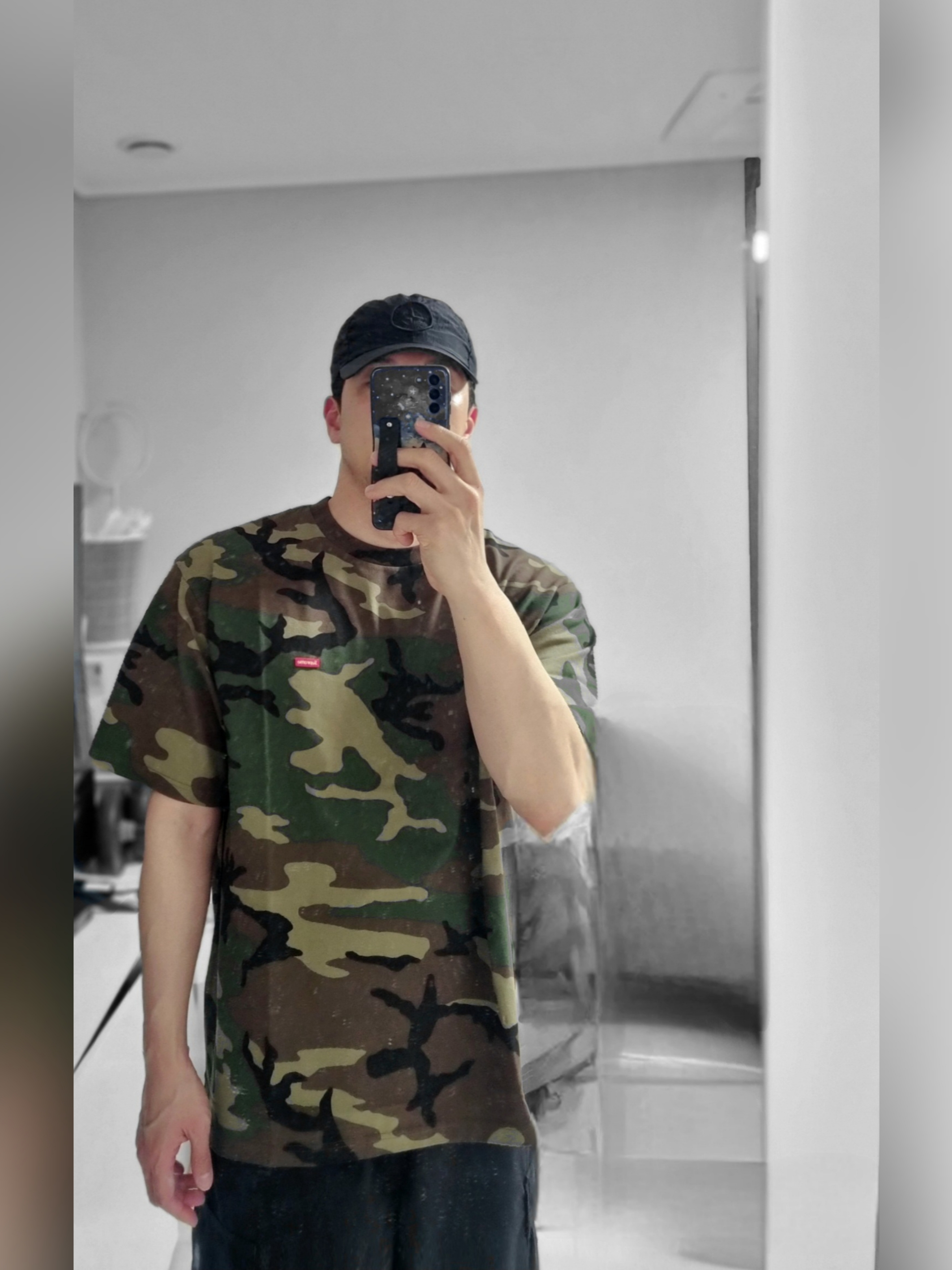 Supreme Announcing T-Shirt Chocolate Chip Camo - 25SS, Supreme Small Box T-Shirt Woodland Camo - 25SS 착용 스타일