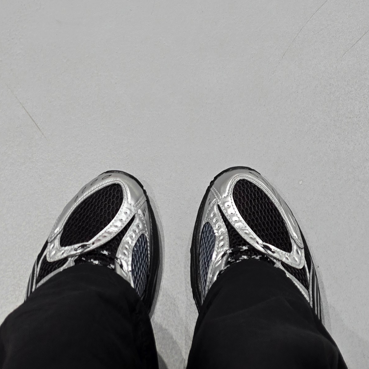 Asics Gel-Nimbus 10.1 Black Pure Silver - Korea Exclusive 착용 스타일 - 2