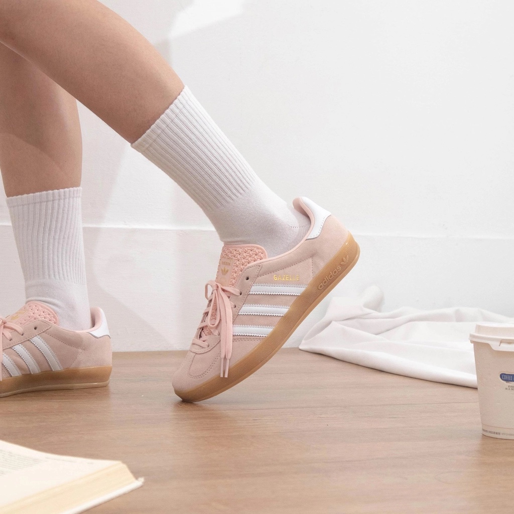 (W) Adidas Gazelle Indoor Sandy Pink Cloud White, Adidas Samba OG Cloud White 착용 스타일 - 4