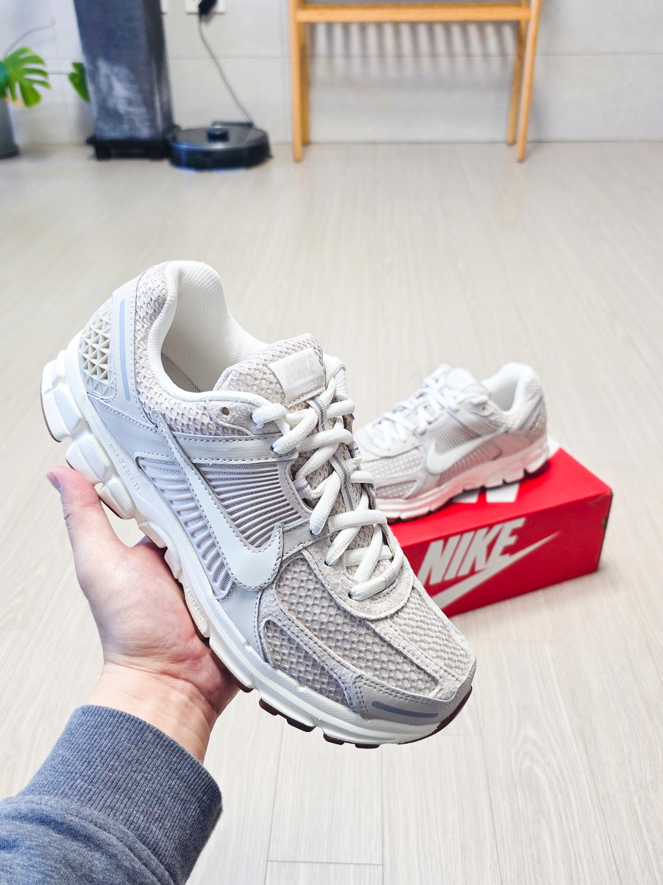 (W) Nike Zoom Vomero 5 Light Orewood Brown 착용 스타일 - 6