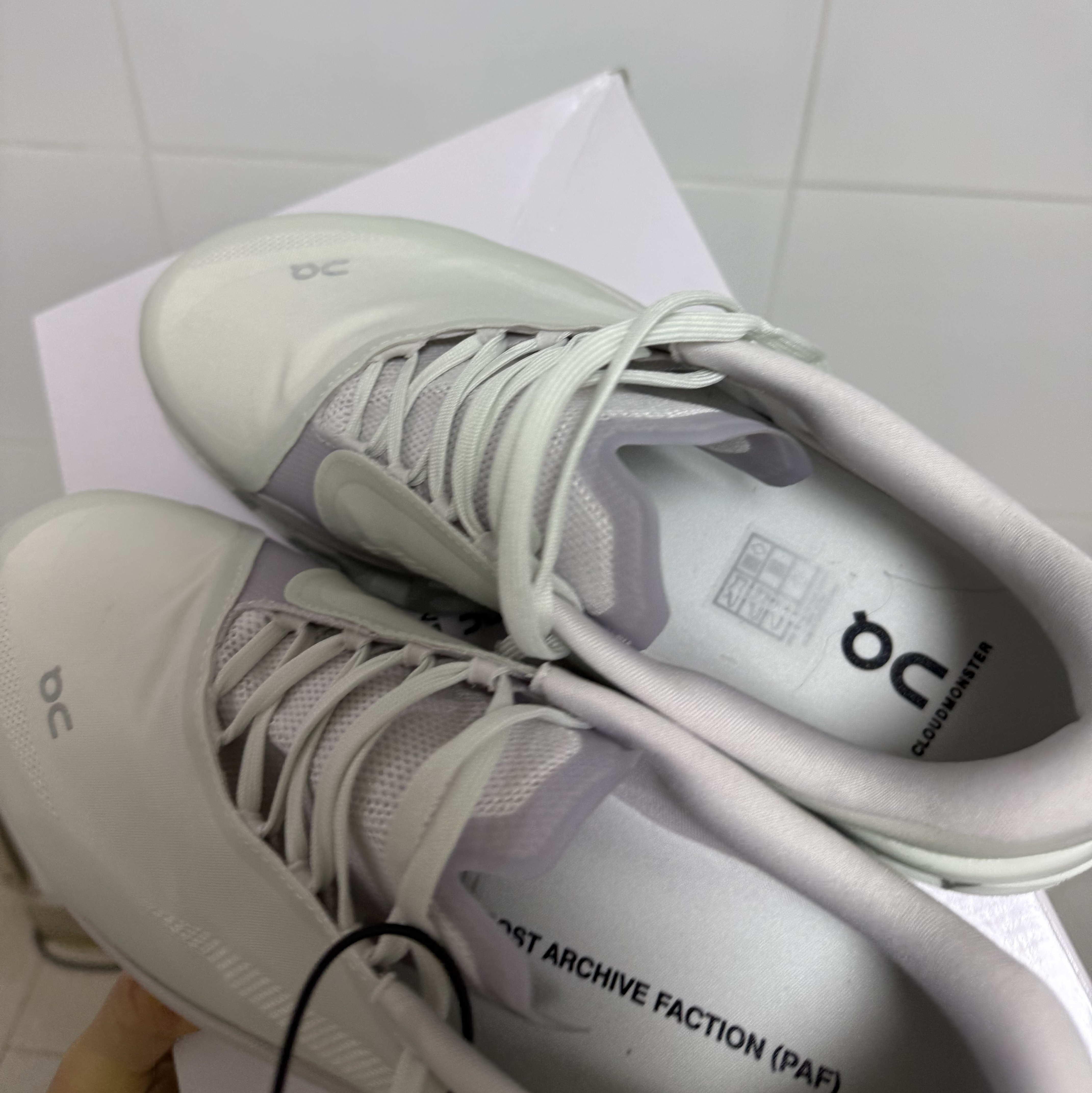 On Running x Post Archive Faction (Paf) Cloudmonster 2 Vapor Frost 착용 스타일 - 2