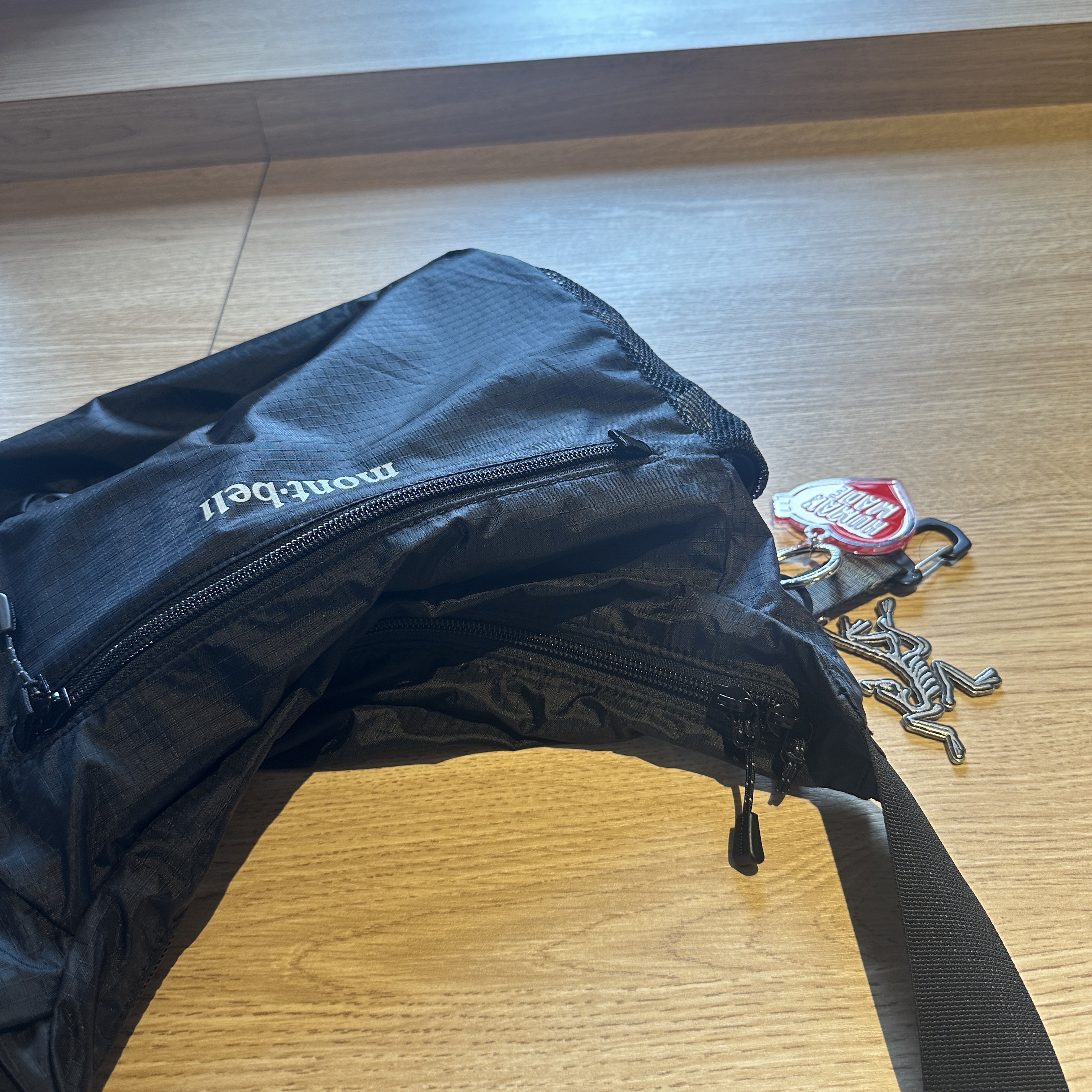 Montbell Pocketable Light Shoulder Bag Small Black 착용 스타일